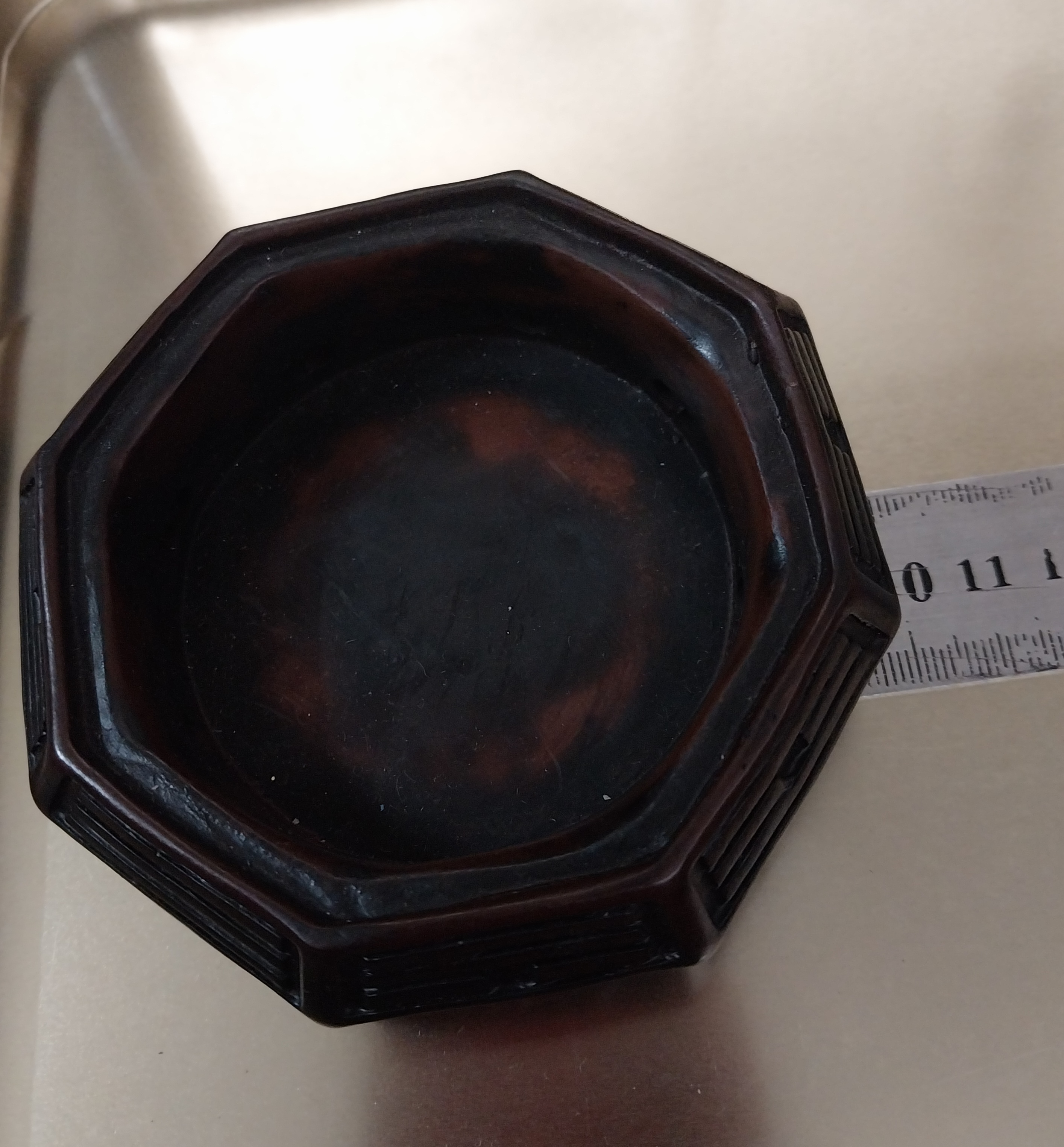 มีหลายภาพ,กล่องพระราหู ขนาดเส้นผ่าศูนย์กลาง ประมาณ 9 ซม. เป็นกล่องเปิดฝาได้ งานเรซิ่น ทำสีไม้