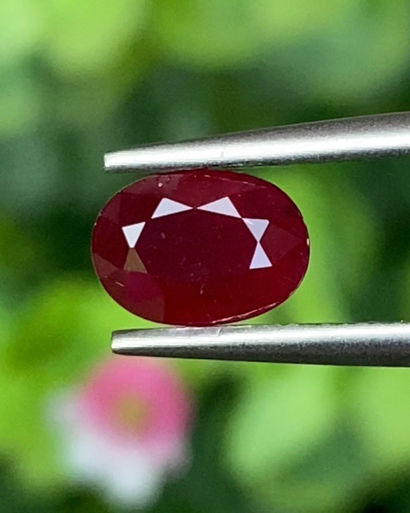 พลอย ทับทิม Ruby sapphire 1.24 กะรัต (Cts) *สีพิเศษ แดงเลือดนก (Pigeon Blood Red)* พร้อมใบเซอร์ พลอยแท้ อัญมณีมงคลประจําวันเกิด เครื่องประดับพลอย