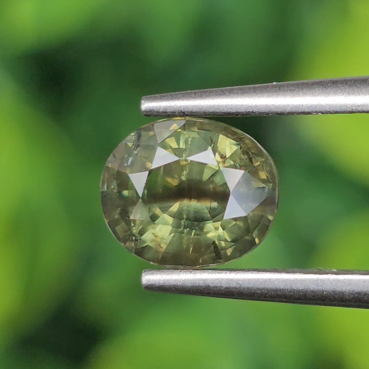 พลอย เขียวส่อง Green Sapphire 1.43 กะรัต (Cts.) ดิบ Unheated พลอยแท้ อัญมณีมงคลประจําวันเกิด เครื่องประดับพลอย