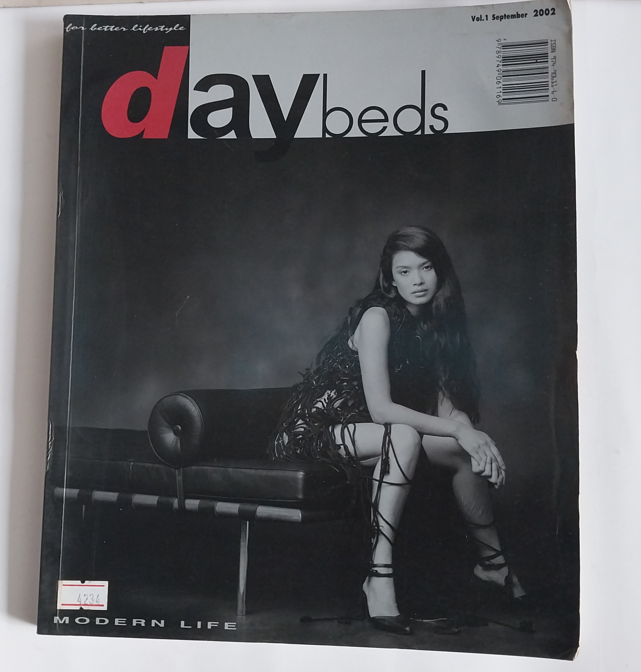 มีหลายภาพ ** มีตำหนิบ้าง ตามภาพ นิตยสารเก่า Daybeds ฉบับปฐมฤกษ์ กันยายนท 2002
