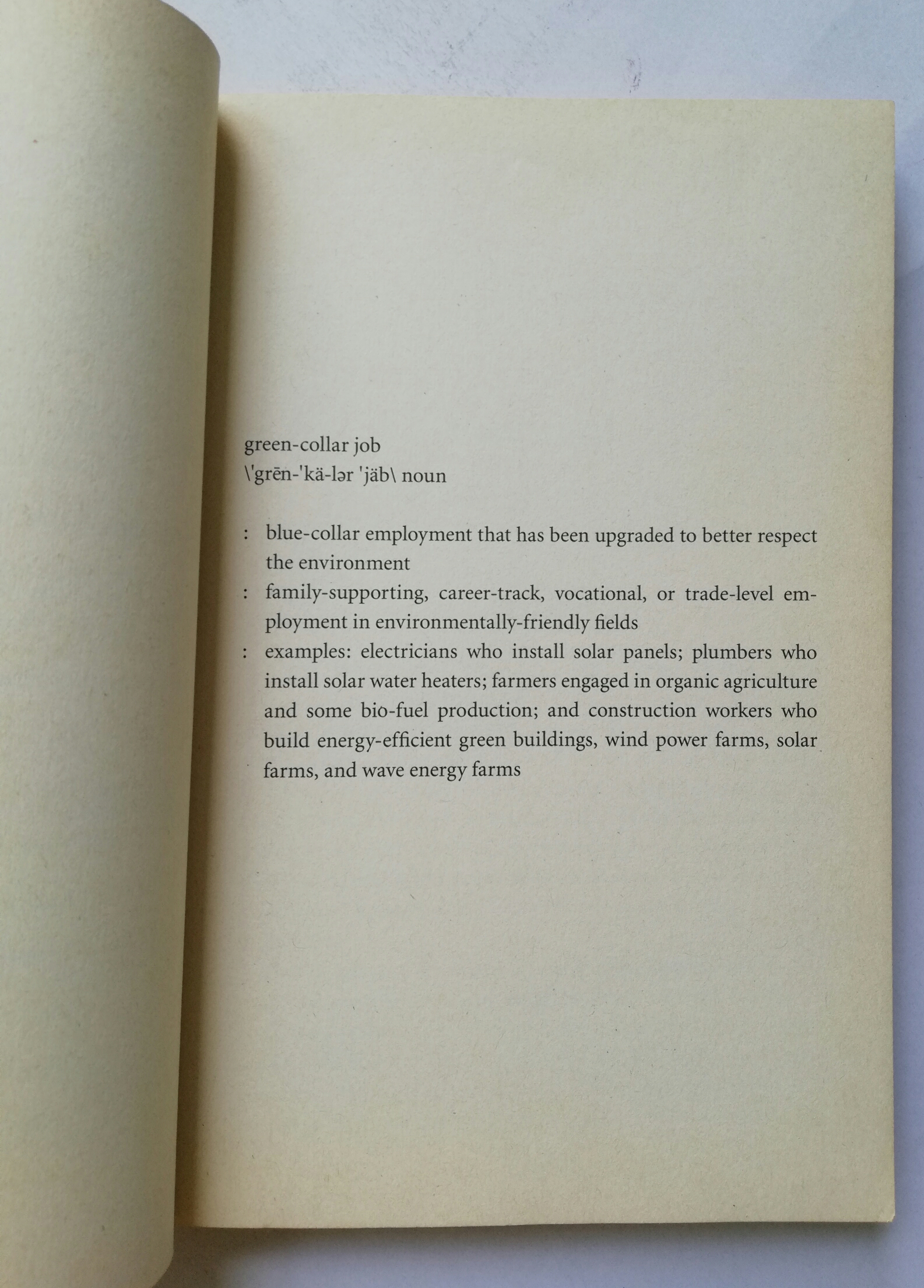 "THE GREEN COLLAR ECONOMY" หนังสือห่อปกพลาสติก มีตำหนิ โปรดดูทุกภาพ "Van Jones is someone who makes you feel like an underachiever, no matter if you 're NASA scientist or captain of industry...Echoes of his ideas can be h