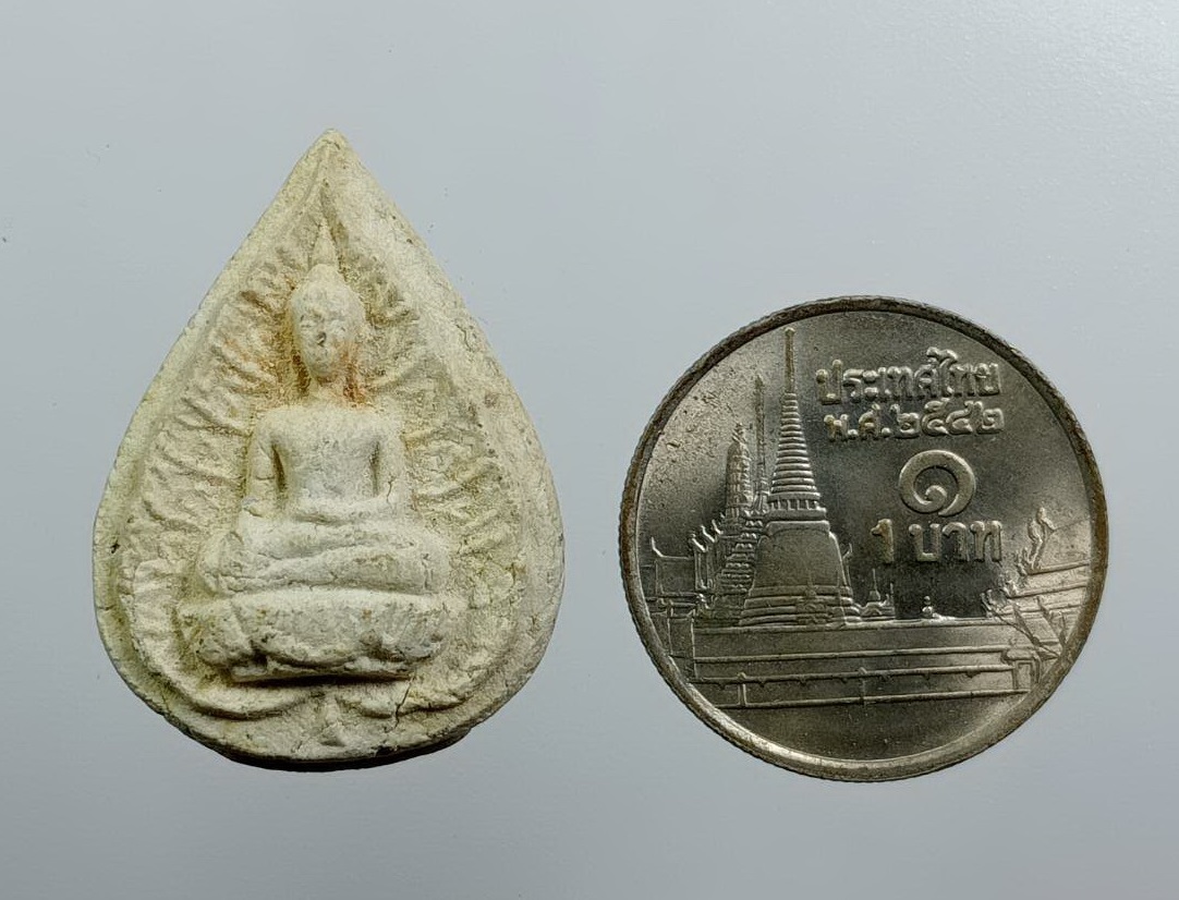 ผ3477 พระเนื้อผงพิมพ์ใบโพธิ์ หลวงพ่อติ้ว วัดหัวถนน จ.ชลบุรี ปี2529