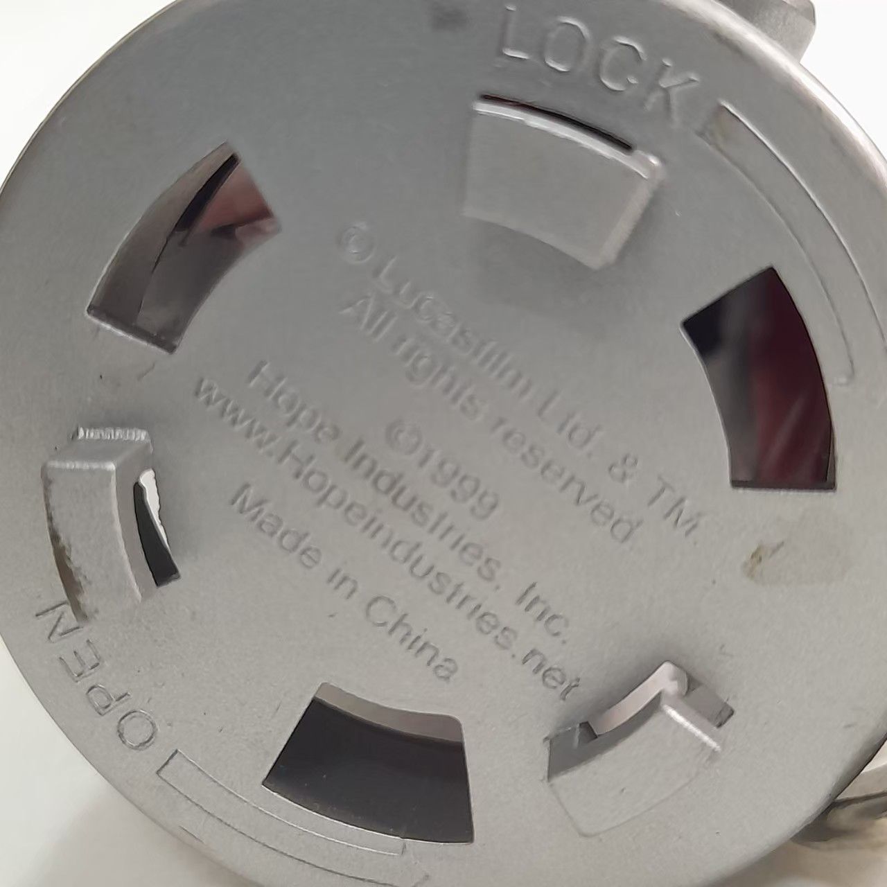 มีหลายภาพ นาฬิกา**ไม่ได้เช็คแบตเตอรี่ ตีเป็นตัวโชว์ ดาร์ธโมล จากสตาร์วอส์ ep.1 ในกล่องรูปไลท์เซเบอร์ มีภาพ มีพวงกุญห้อยที่กล่อง ของครบ มือสองงานเก่าเก็บ