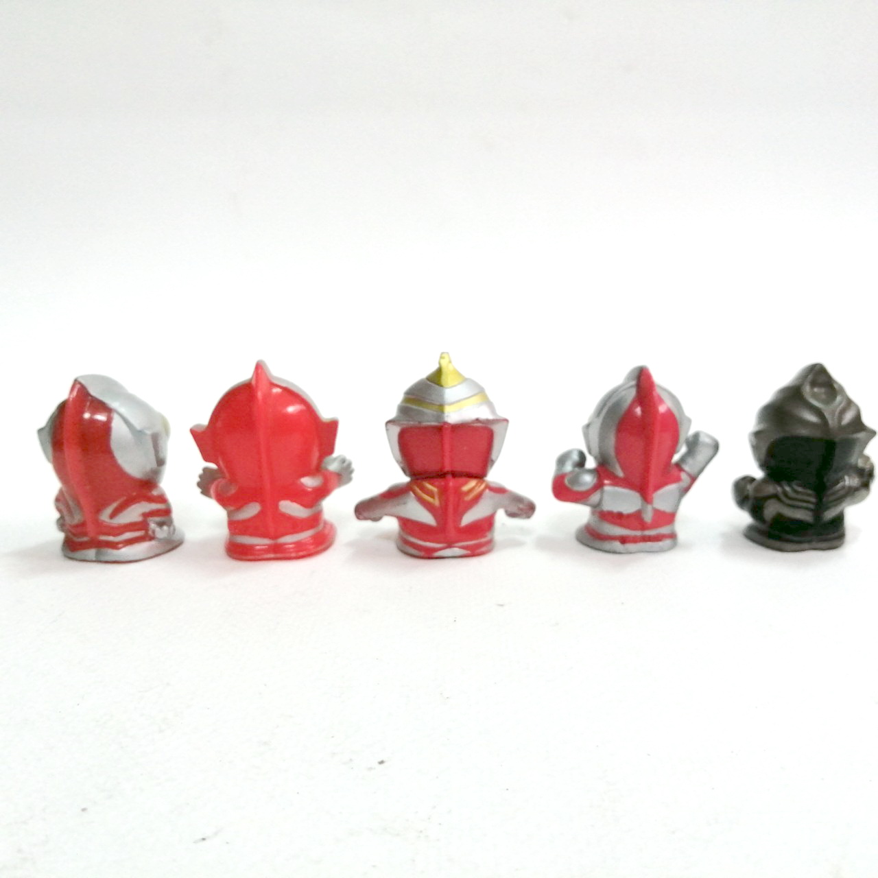 ซอฟสวมนิ้ว ขนาด2นิ้วอุลตร้าแมน มี อุลตร้าแมนนีออส, อุลตร้าแมนตัวปลอม, อุลตร้าแมนไกอา, อุลตร้าแมนแจ๊ค, ดาร์คทีก้า สภาพดี มีรอยบ้าง