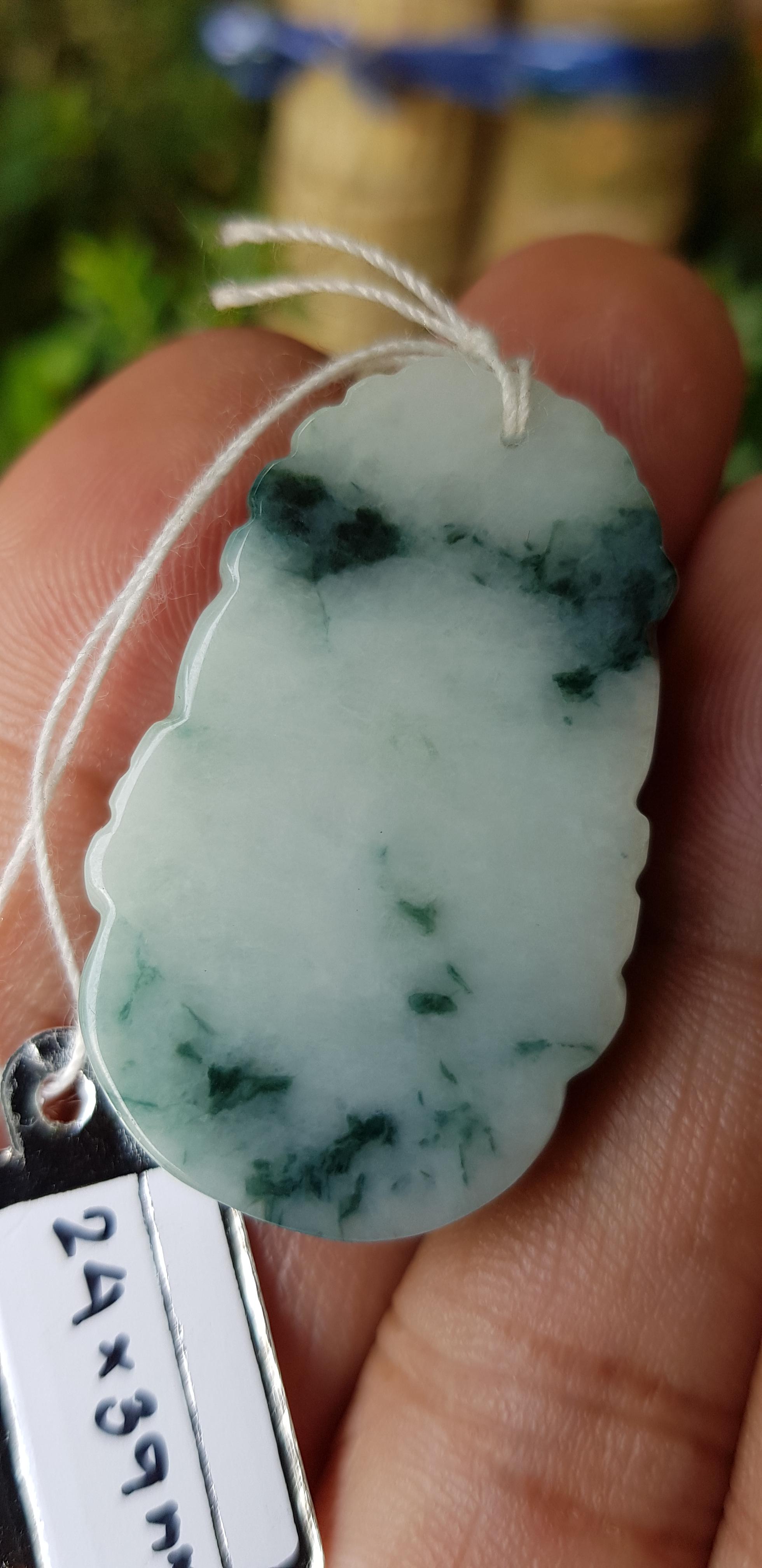 หยก พม่า แท้ Jade จี้หยก (jadeite) แกะสลักรูปสุนัข (ปีจอ) ดิบ ไม่ผ่านการปรับปรุง (Type A) พม่า (Myanmar)