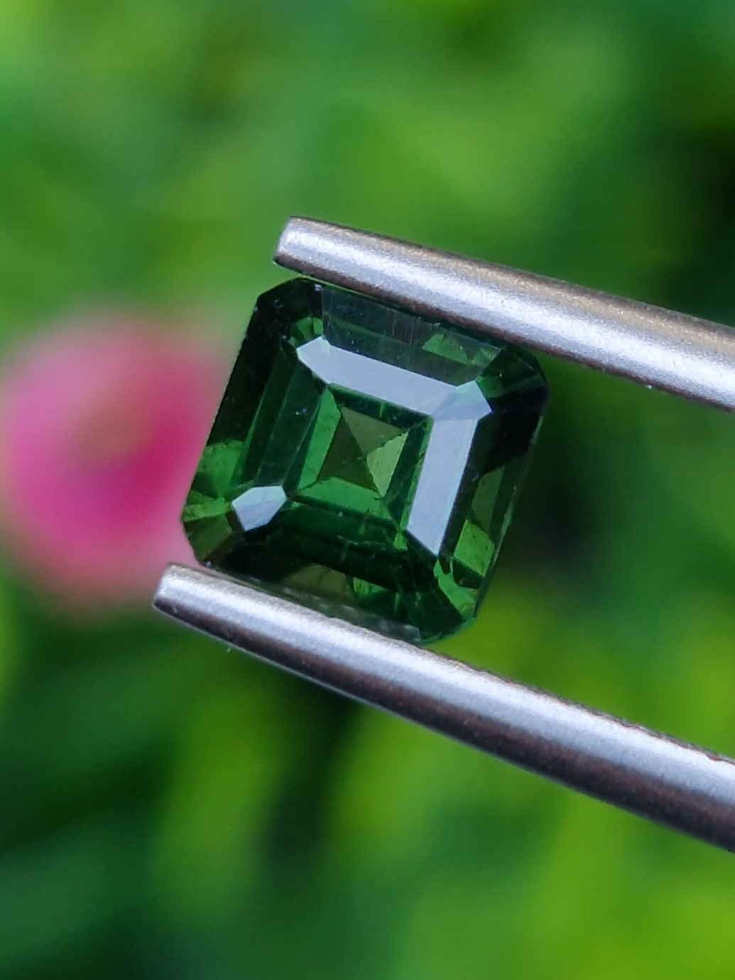 พลอย กรีน ทัวร์มารีน (Green Tourmaline) 0.94 กะรัต (Cts.) อัญมณีมงคลประจําวันเกิด เครื่องประดับพลอย