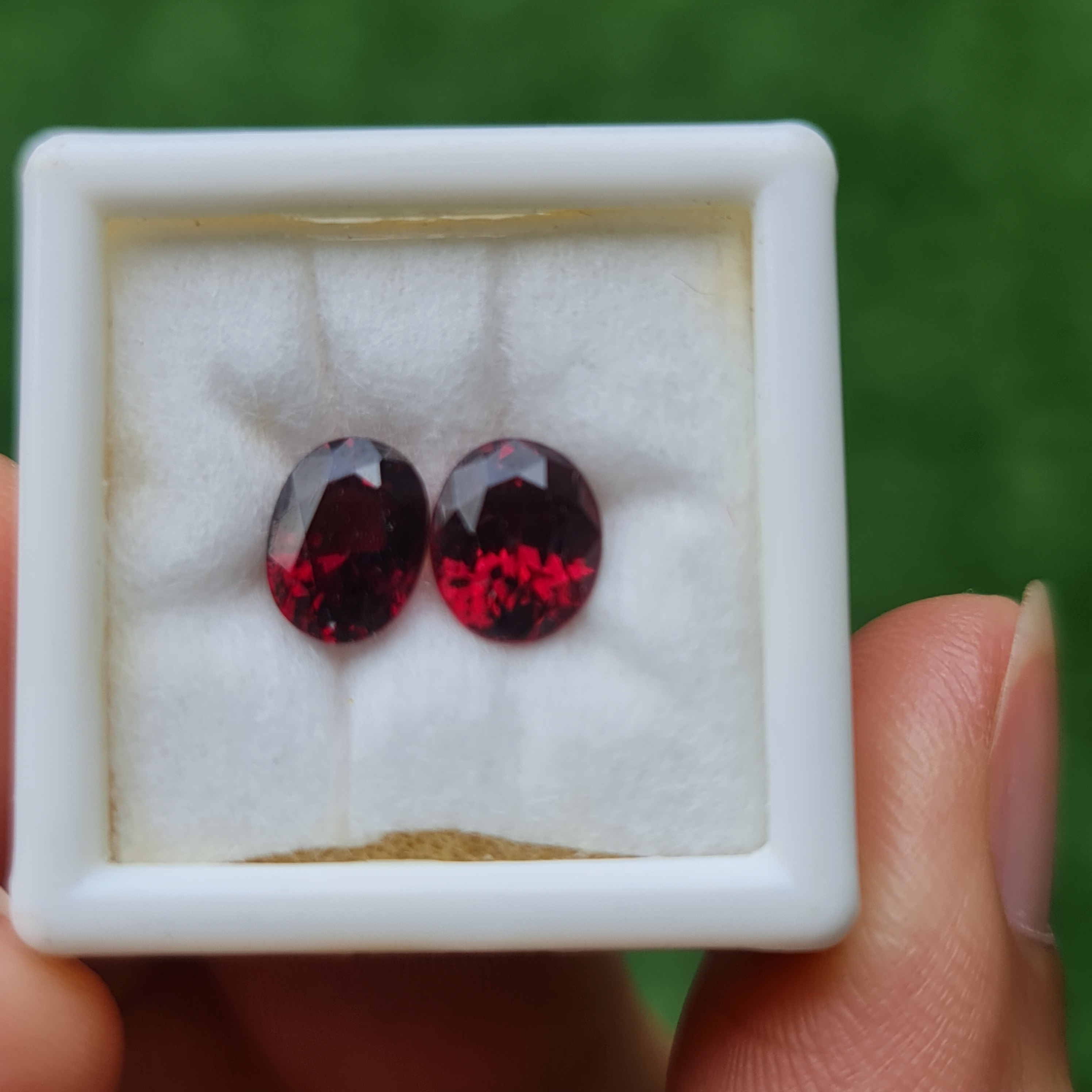 พลอย โรโดไลต์ การ์เน็ท Rhodolite Garnet 3.10 Cts. 2 เม็ด (Pcs.) พลอยแท้ อัญมณีมงคลประจําวันเกิด เครื่องประดับพลอย