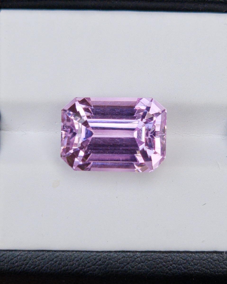 พลอย คุนไซท์ Kunzite 17.70 กะรัต (Cts.) พลอยแท้อัญมณีมงคล ประจําวันเกิด เครื่องประดับพลอย