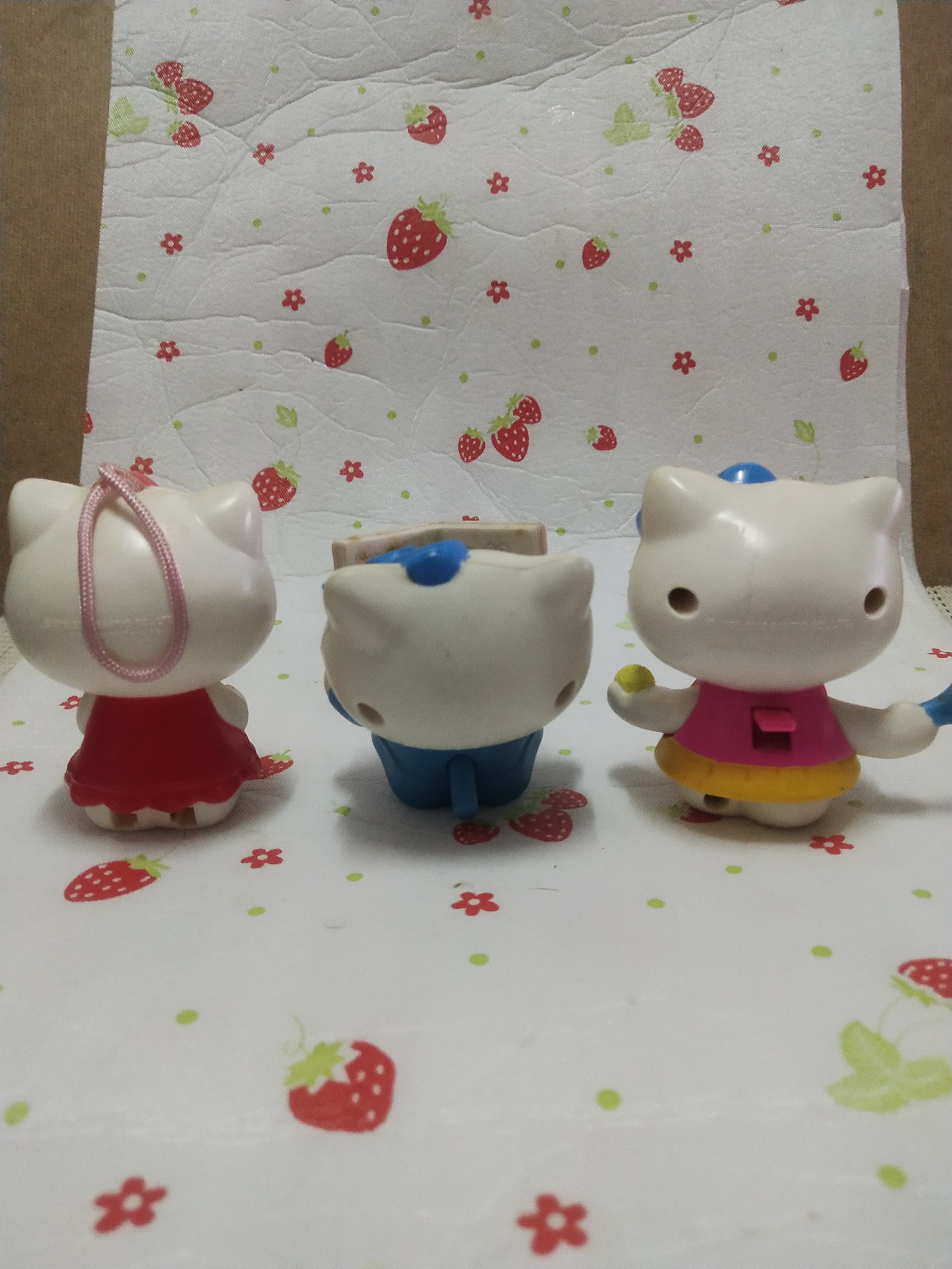 มีหลายภาพของสะสม จากแมคโดนัล และ มิสเตอร์โดนัท Hello Kitty คิตตี้ กรุณาเลือกแบบ ( ราคาตัวละ)