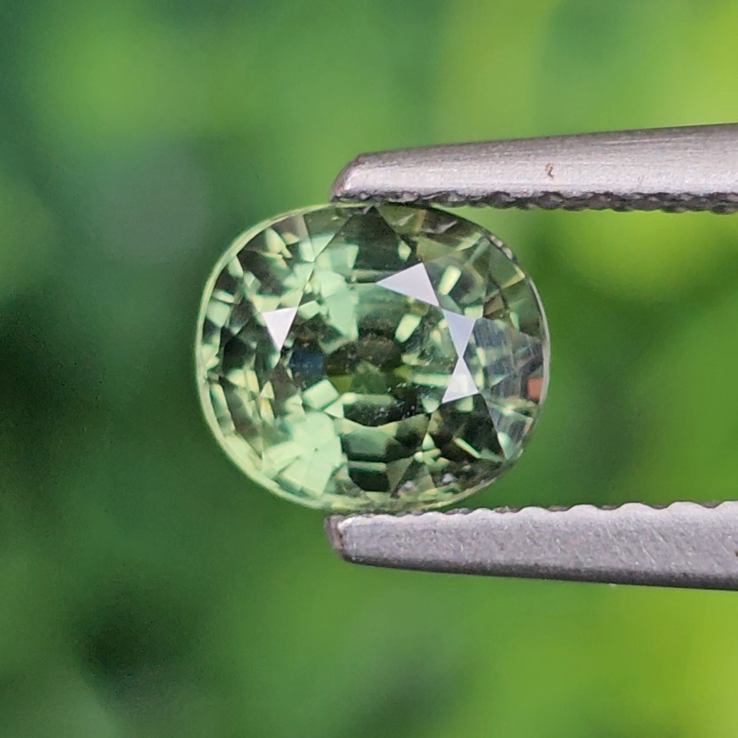 พลอย เขียวส่อง Green Sapphire 1.09 กะรัต (Cts.) ดิบ (Unheated) พร้อมใบเซอร์ (With Certificate) พลอยแท้ อัญมณีมงคลประจําวันเกิด เครื่องประดับพลอย