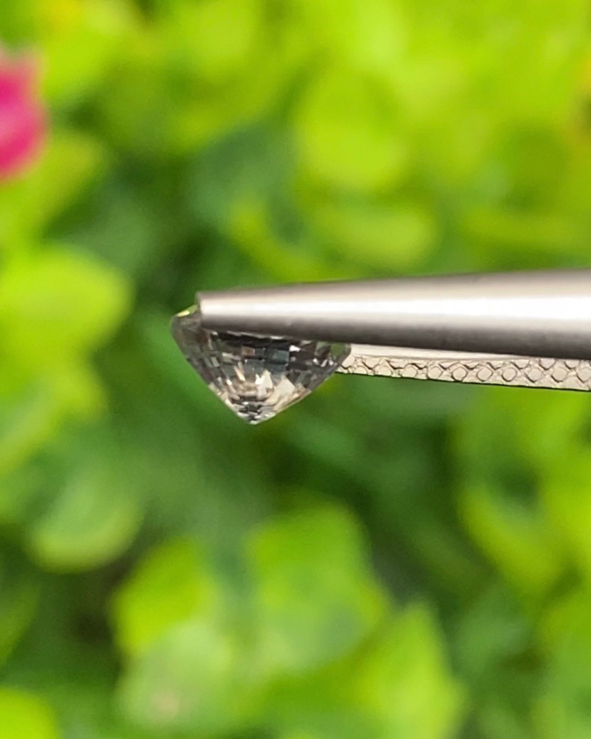 พลอย ไวท์ แซฟไฟร์ (White/Colorless Sapphire) 1.21 กะรัต Cts. ดิบ Unheated พร้อมใบเซอร์ (พลอยฝากขาย) พลอยแท้ อัญมณีมงคลประจําวันเกิด เครื่องประดับพลอย