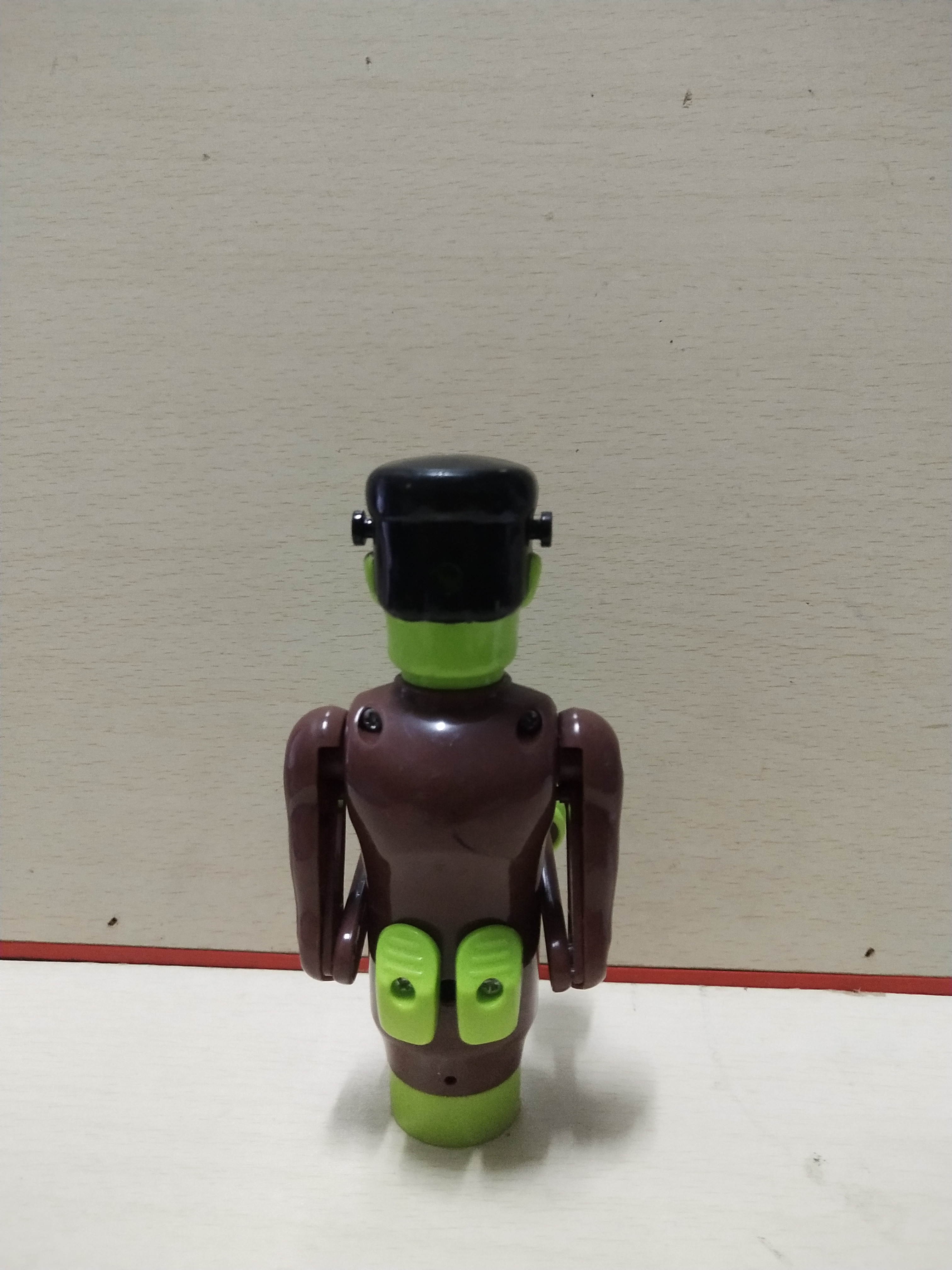 มีหลายภาพ ตุ๊กตาพลาสติก รูป Frankenstein ต่อยมวย กดที่ปุ่มด้านหลัง ด้านล่างมีรูไว้หลอดขนม ของมีตามภาพ