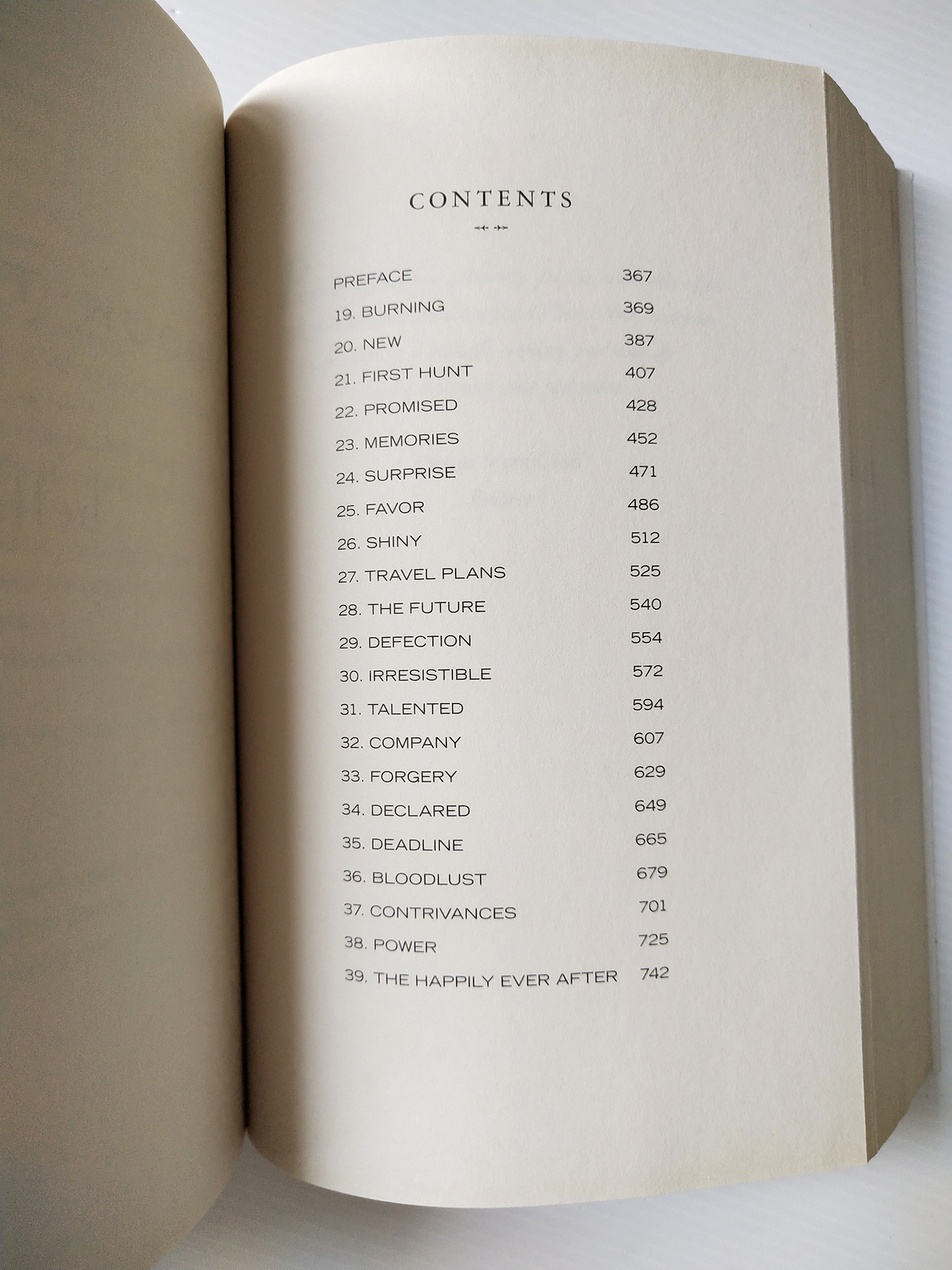 หนังสือนิยายภาษาอังกฤษ "ฺBreaking Dawn" จากแวมไพร์ทไวไลท์ รวม 3 ภาคในเล่ม โดย Stephenie Meyer หนังสือสภาพดี **หน้าแรกมีรอยสก๊อตเทปเล็กน้อยตามภาพ