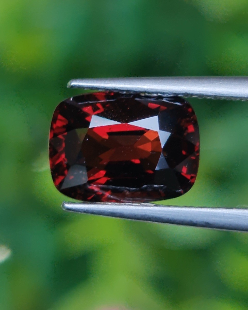 พลอย สปิเนล (Spinel) 2.33 กะรัต (Cts.) ดิบ (Unheated) พลอยแท้ อัญมณีมงคลประจําวันเกิด เครื่องประดับพลอย