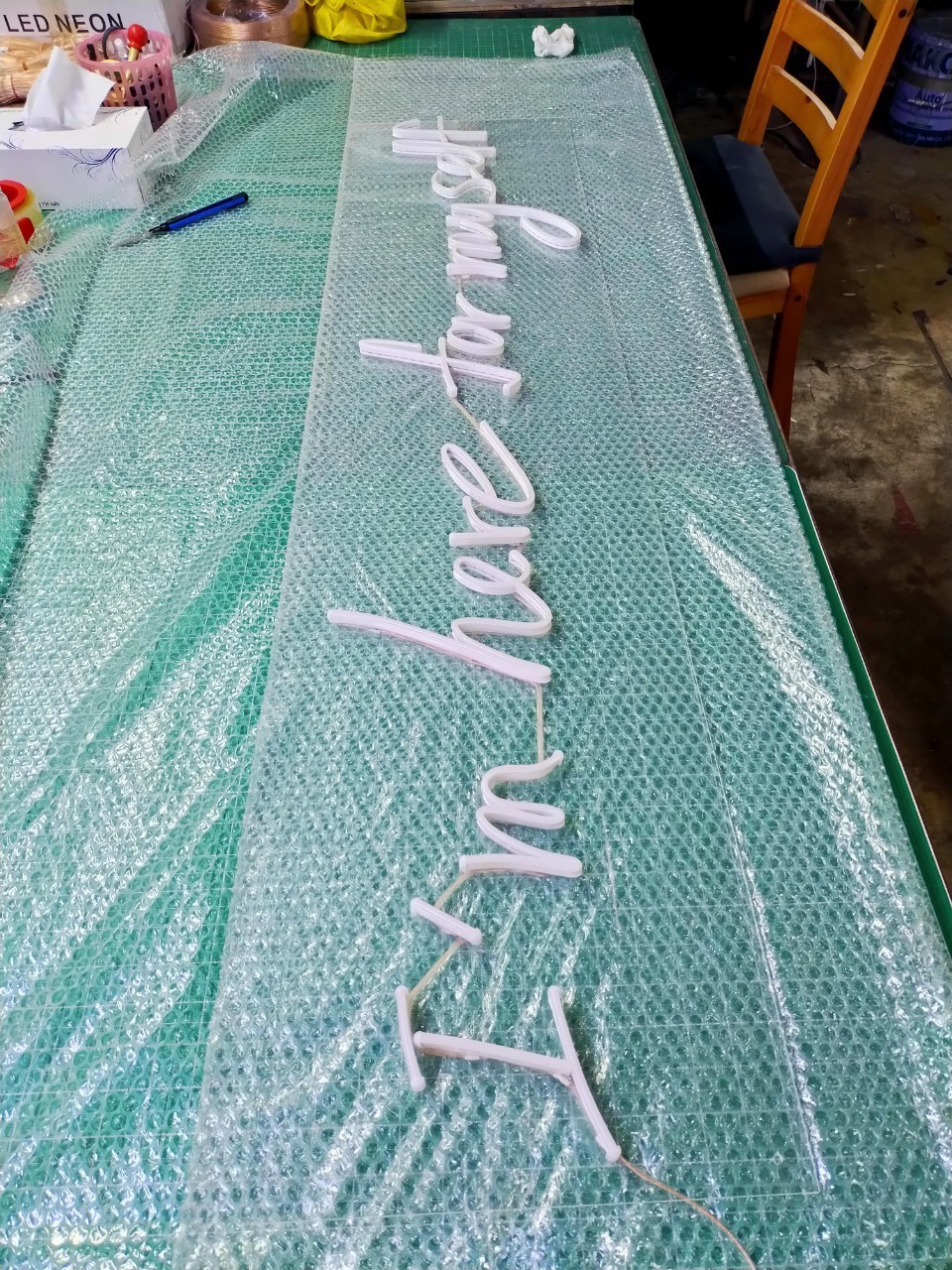 ป้ายไฟนีออน LED อะคริลิคใสรองหลัง