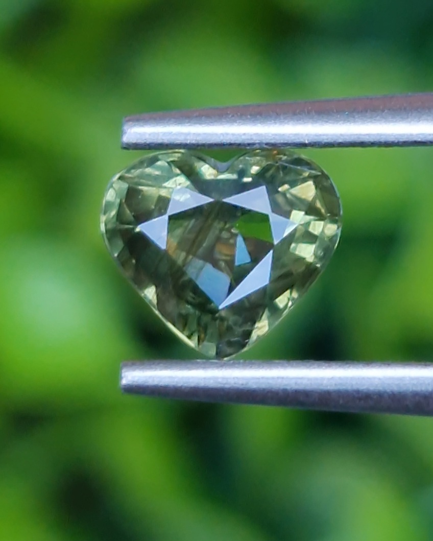 พลอย เขียวส่อง Green Sapphire 1.08 กะรัต (Cts.) ดิบ Unheated พลอยแท้ อัญมณีมงคลประจําวันเกิด เครื่องประดับพลอย