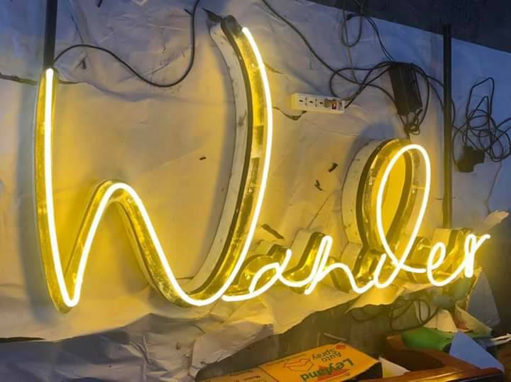 ป้ายไฟนีออนไลท์ สีเหลือง