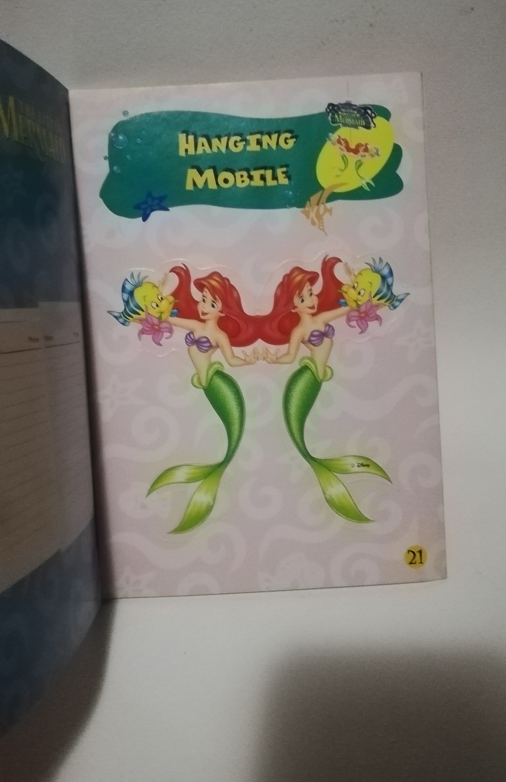 มีหลายภาพ, มีตำหนิ โปรดดูทุกภาพ, สมุดภาพเจ้าหญิงเงือกน้อยแอเรียล, the Little Mermaid ขนาด 19 cm, เป็นสมุดภาพการ์ด ที่คั่นหนังสือ ป้ายสมุดโทรศัพท์การ์ดอวยพรวันเกิดตัวแขวนโทรศัพท์มือถือเป็นกระดาษสแตนดี้และภาพระบายสี เป็นภาพเงือกน้อยแอเรียล Little Mermaid