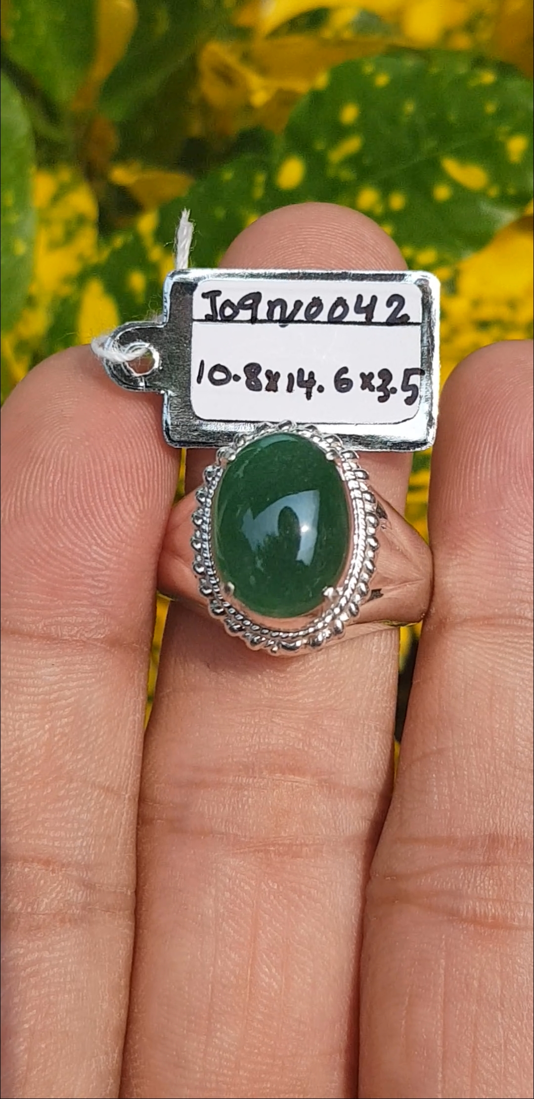 หยก พม่า แท้ Jade แหวนหยก 翡翠戒指 (Jadeite ring) 4.47 กะรัต (Cts.) (Size) 60 ดิบ ไม่ผ่านการปรับปรุง (Type A) พม่า (Myanmar)