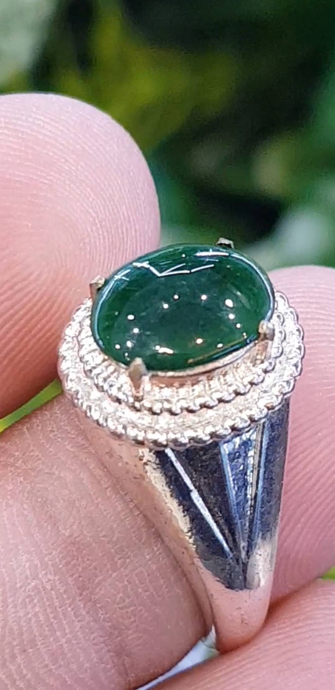 หยก พม่า แท้ Jade แหวนหยก 翡翠戒指 (Jadeite ring) 1.23 กะรัต (Cts.) ดิบ ไม่ผ่านการปรับปรุง (Type A) พม่า (Myanmar)