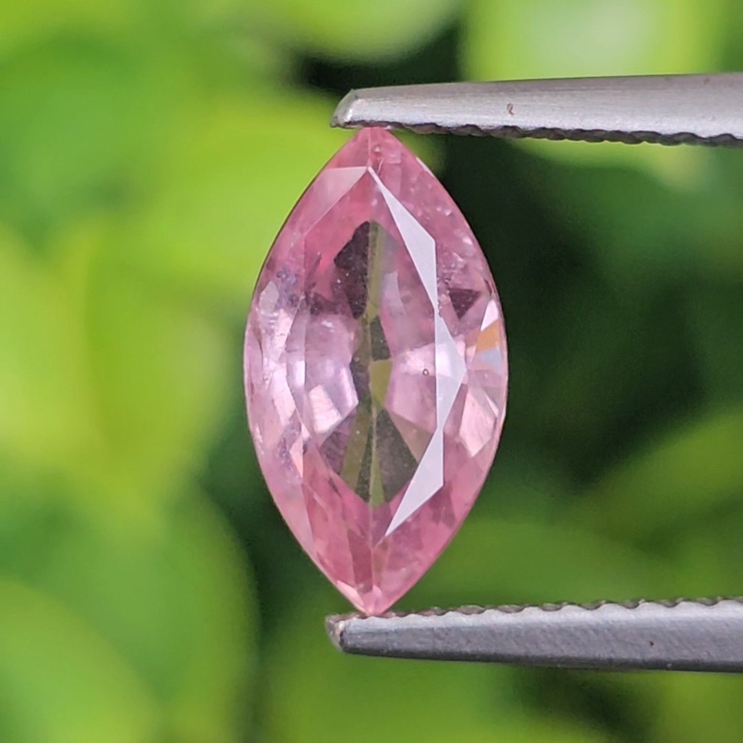 พลอย พัดพารัดชา Padparadscha Sapphire 2.45 กะรัต (Cts.) พร้อมใบเซอร์ พลอยแท้ อัญมณีมงคลประจําวันเกิด เครื่องประดับพลอย สำเนา สำเนา