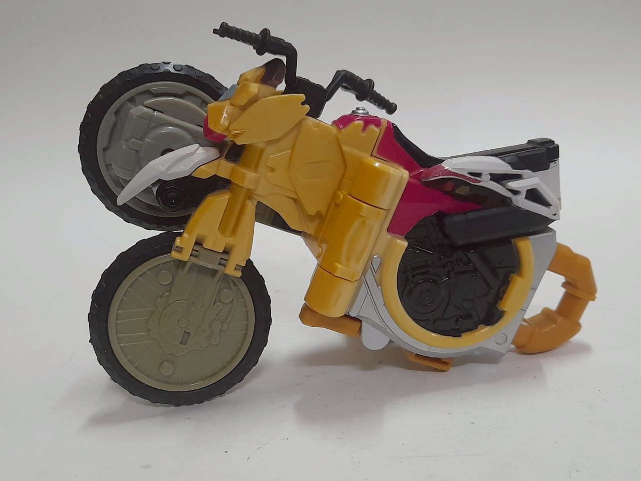 มีหลายภาพ รถมอเตอร์ไซค์ซากุระ จาก ซีรีย์มาสค์ไรเดอร์ไกมุ**ของมีตามภาพ