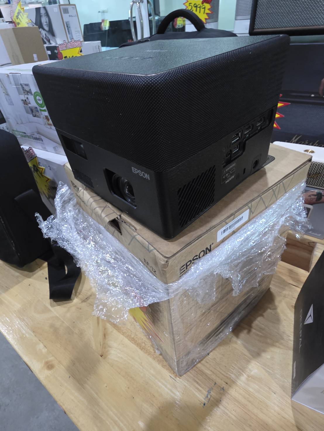 Epson EpiqVision Mini EF-12 Laser ProjectionTV ซื้อมาสามหมื่นกว่า ยังมีกล่อง