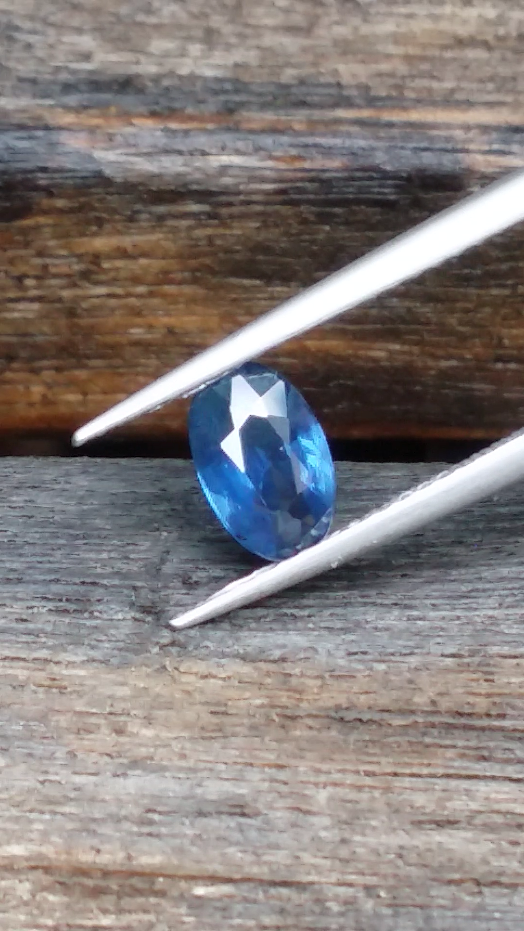 พลอย ไพลิน blue sapphire 0.89 กะรัต(Cts.) ดิบ (Unheated ) VS พลอยแท้ อัญมณีมงคลประจําวันเกิด เครื่องประดับพลอย