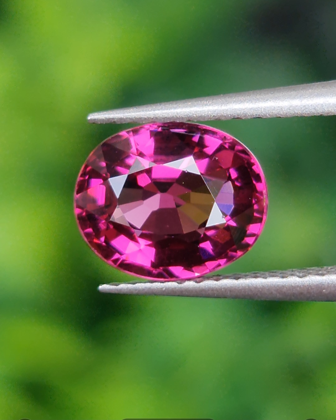 พลอย โรโดไลต์ กาเน็ท Rhodolite Garnet 1.40 กะรัต Cts.พลอยแท้ อัญมณีมงคลประจําวันเกิด เครื่องประดับพลอย