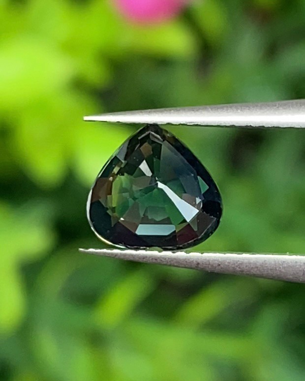 พลอย เขียวส่อง Green Sapphire 1.10 กะรัต (Cts.) ดิบ Unheated พร้อมใบเซอร์ พลอยแท้ อัญมณีมงคลประจําวันเกิด เครื่องประดับพลอย