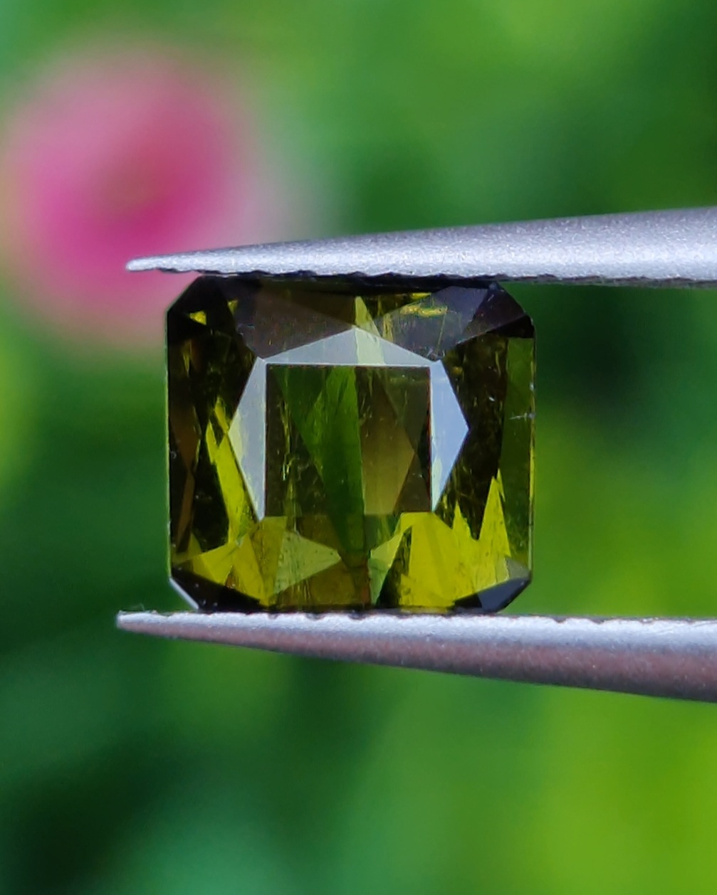 พลอย กรีน ทัวร์มารีน (Green Tourmaline) 1.07 กะรัต (Cts.) อัญมณีมงคลประจําวันเกิด เครื่องประดับพลอย