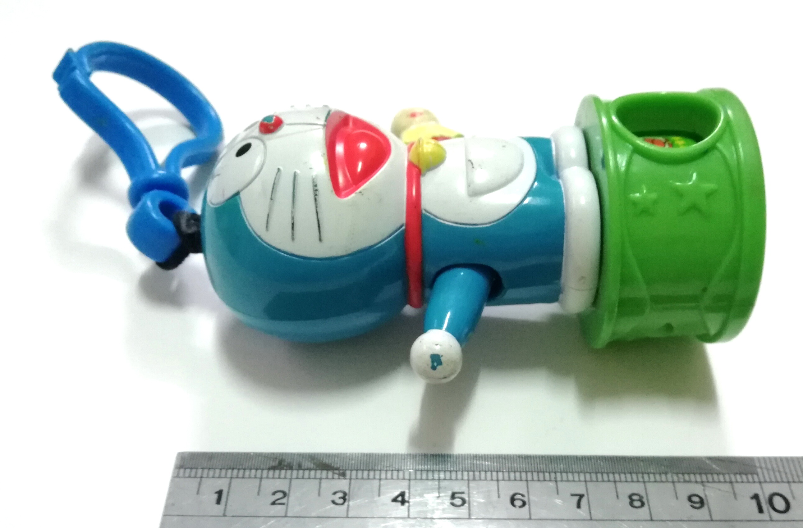 ของสะสมโดเรม่อน โดราเอม่อนกล้อง-พวงกุญแจ มือซ้ายเป็นนางฟ้า**ภาพในช่องมองมีตำหนิ และตัวโดราเอม่อนมีตำหนิตามภาพ