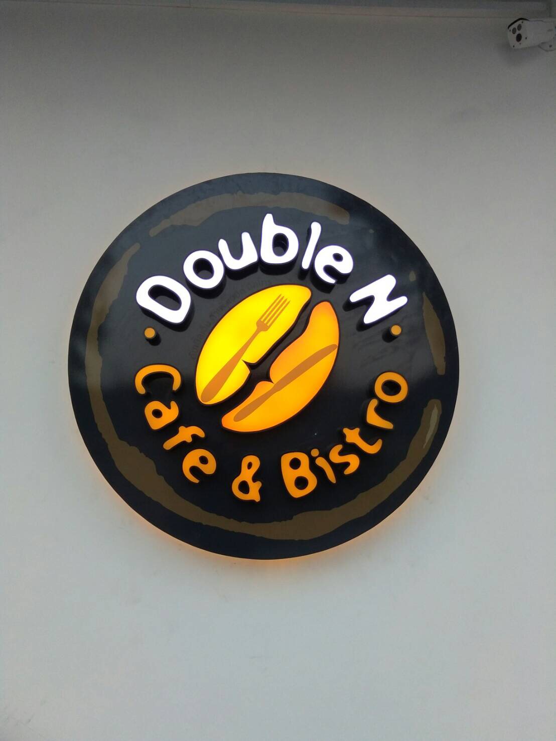 ป้ายไฟออกหลัง ร้าน DoubleN cafe&bistro