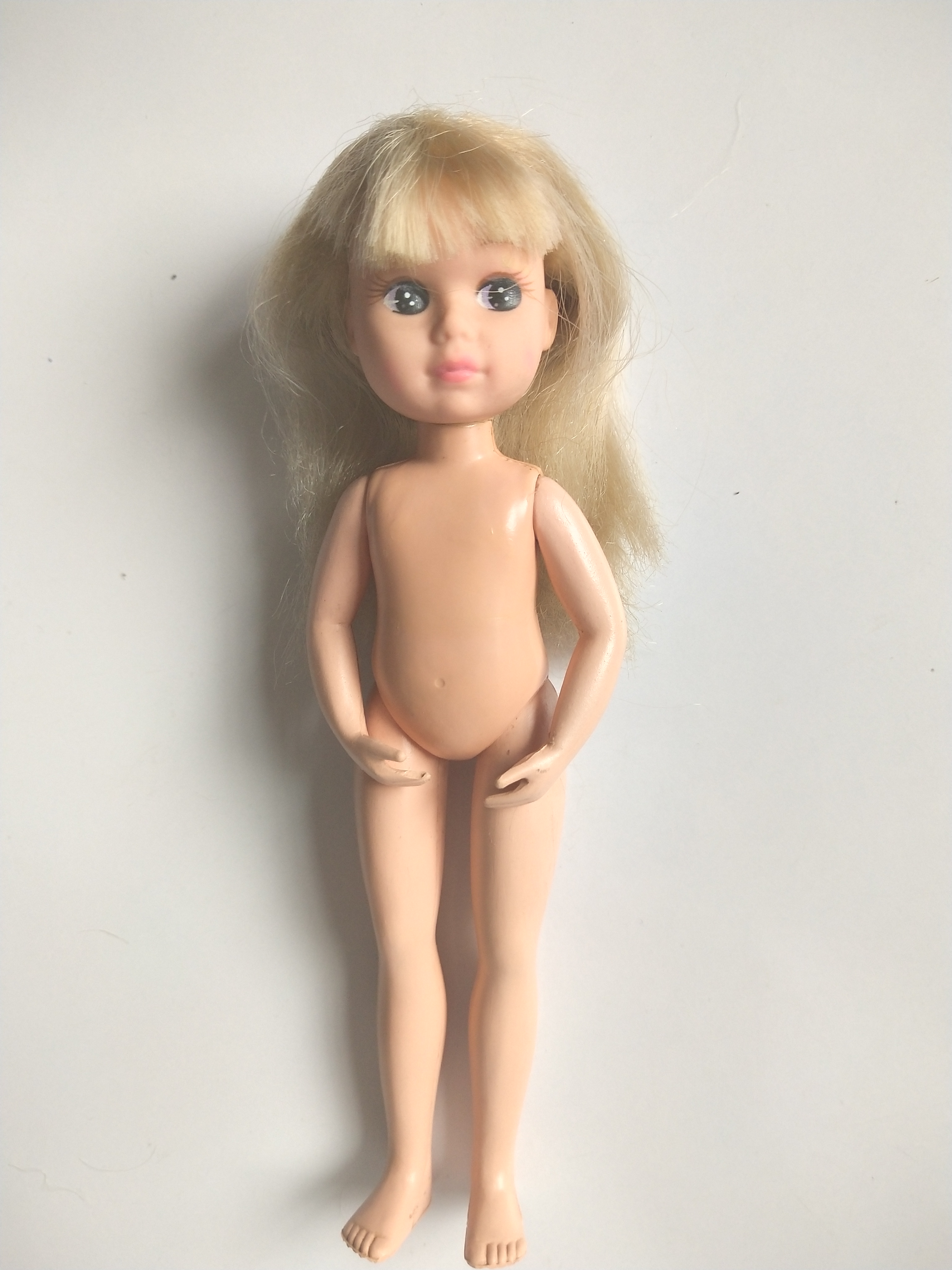 มีหลายภาพ **ผมหายบางส่วน ตุ๊กตาเด็ก มีตำหนิตามภาพ มือทำท่าอุ้ม ขากางได้มาก แบรนด์ CREATA