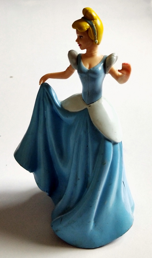 ของเล่น ของสะสม เจ้าหญิงดิสนีย์ ซินเดอเรลล่า แขนหมุนได้ *มือซ้ายมีตำหนิ เปื้อนสีแดง ตามภาพ, Disney Princess, Cinderella