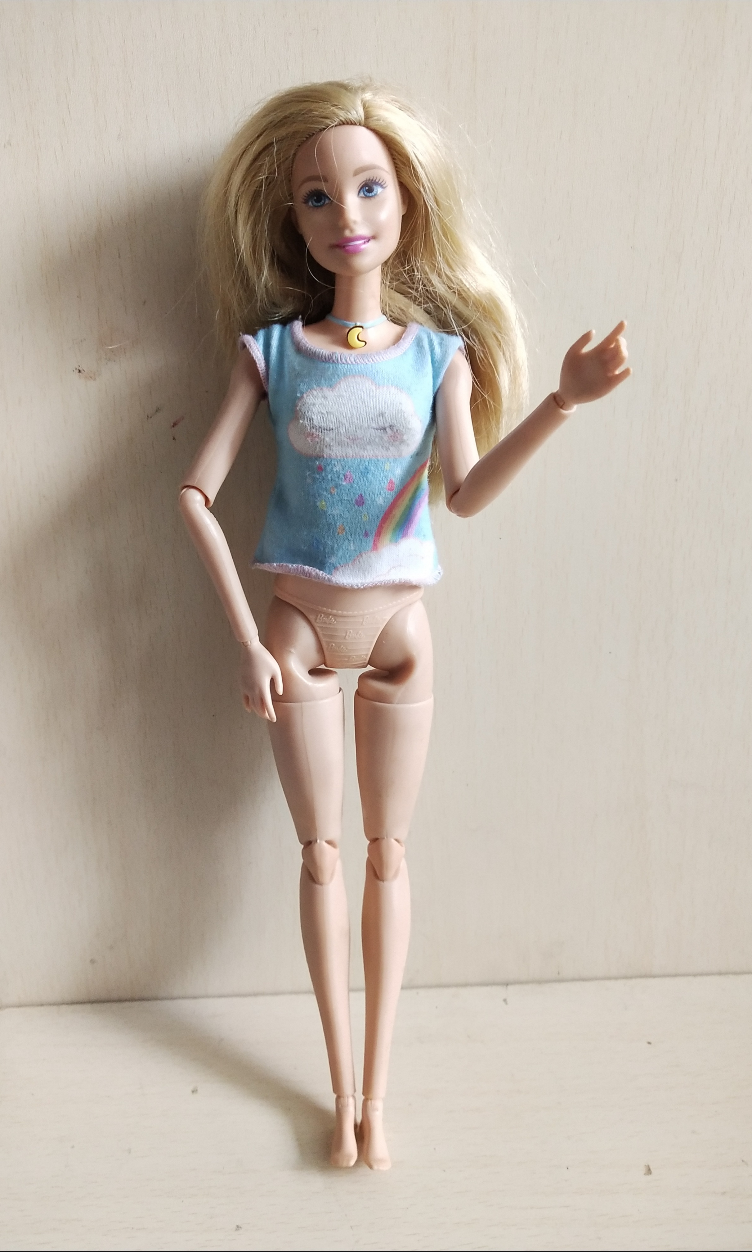 มีหลายภาพ คอมีรอยบิ่นเล็กน้อย แต่ไม่ทำให้คอโยกหรือหลวม ตามภาพ,ไม่ส่งผลต่อการโยกคลอน -ไม่หลวม ปกติ,,ไม่รวมฐาน,ตุ๊กตาบาร์บี้รุ่นโยคะมีเครื่อง แต่ระบบไฟไม่ทำงาน made_to_move มี ข้อต่อทั้งตัว Mattel China 2019 ไม่มีส่วนหลวม