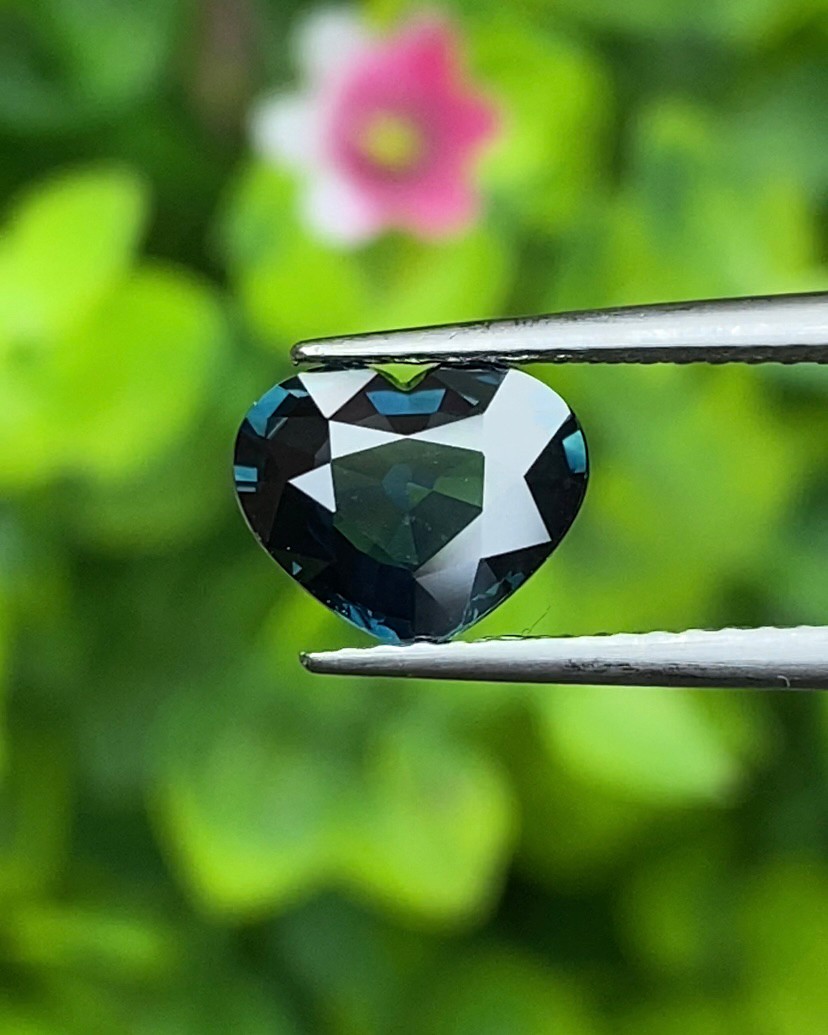พลอย ไพลิน Blue Sapphire 1.47 กะรัต (Cts.) ดิบ (Unheated) พลอยแท้ อัญมณีมงคลประจําวันเกิด เครื่องประดับพลอย
