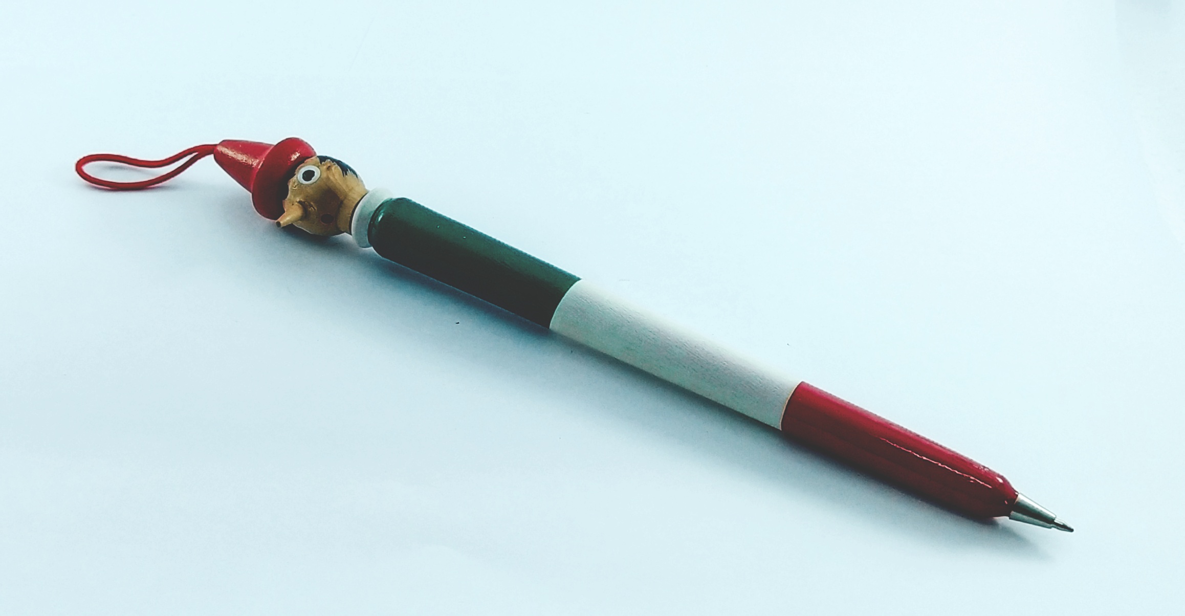 ของสะสมงานไม้น่ารัก ปากกาแท่งกลมทำสีทั้งแท่ง หัวพิน๊อคคิโอ Wooden Pen with Pinocchio head on top,coloured through the body
