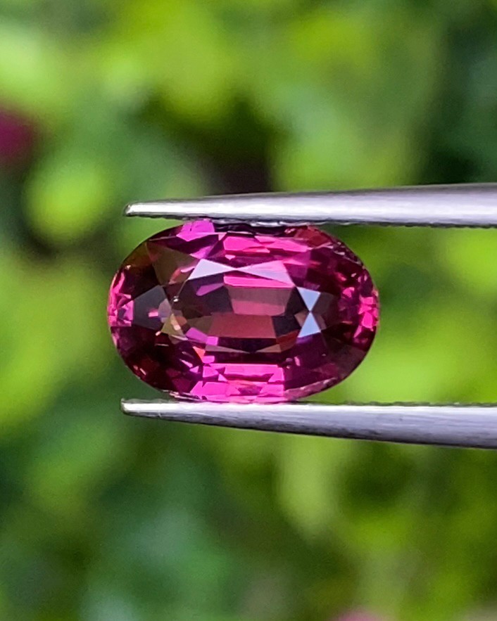 พลอย โรโดไลต์ กาเน็ท Rhodolite Garnet 2.09 กะรัต Cts.พลอยแท้ อัญมณีมงคลประจําวันเกิด เครื่องประดับพลอย
