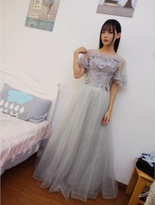 Pre-order ชุดราตรียาวสีเทาแต่งลูกไม้ช่วงอกกระโปรงตาข่ายเชือกผูกหลัง