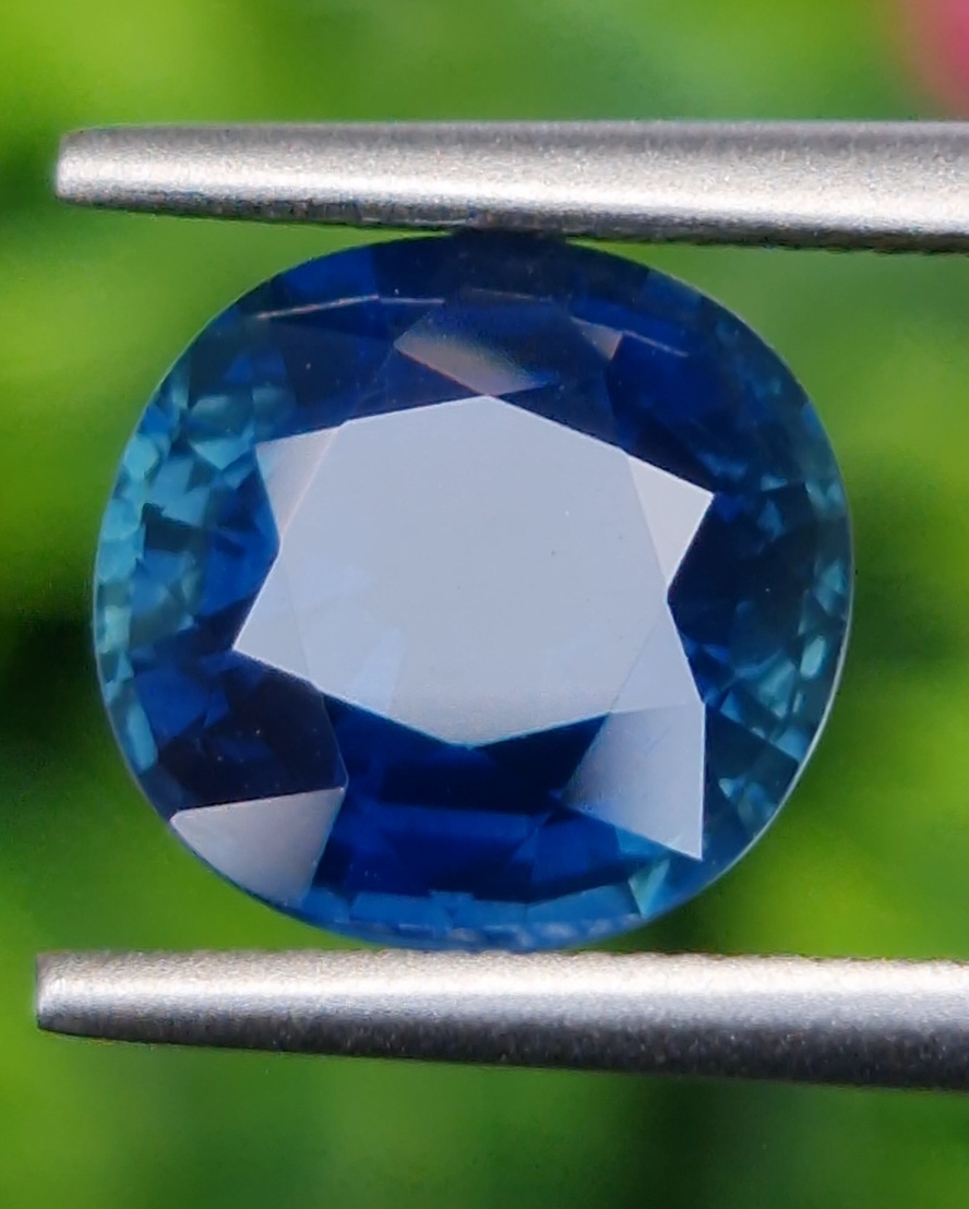 พลอย ไพลิน Green-Blue sapphire 3.67 กะรัต (Cts.) พร้อมใบเซอร์ พลอยแท้ อัญมณีมงคลประจําวันเกิด เครื่องประดับพลอย