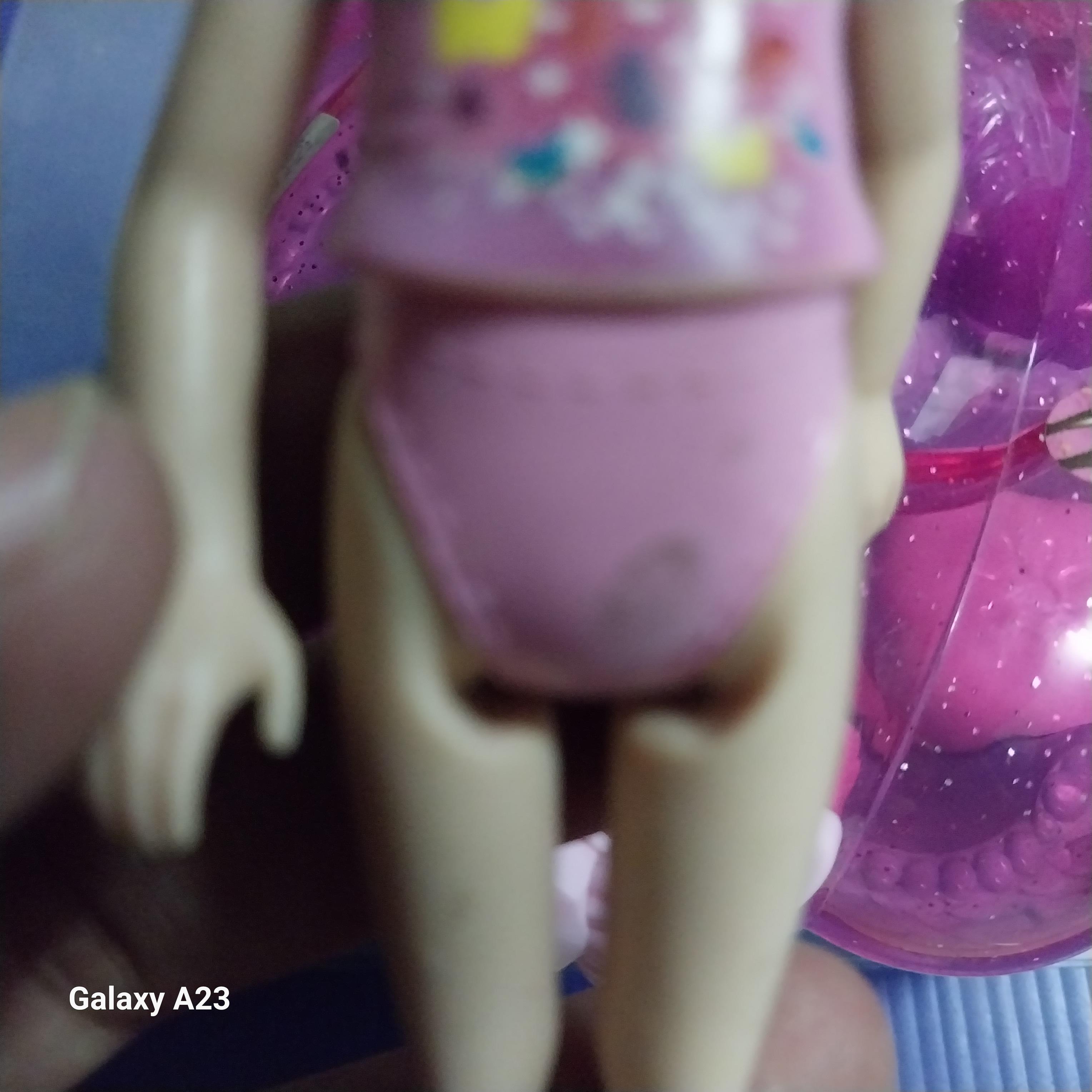 มีหลายภาพ เล่นน้ำจริงไม่ได้ ตุ๊กตา บาร์บี้เด็ก มีรอยที่กางเกงในหน้าและหลัง ตามภาพ พร้อมอ่างอาบน้ำ เป็นกระเป๋ารูปหอย ปิดเปิดฝาได้