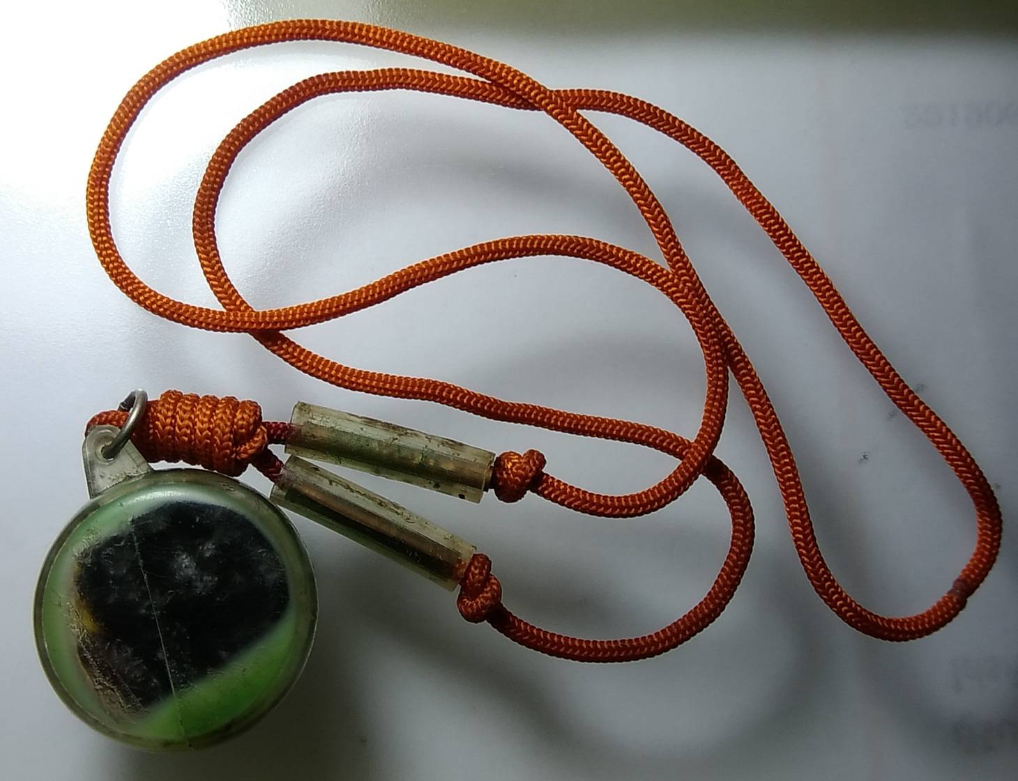 ร009 ตลับสีผึ้งห้อยคอ เชือกตะกรุด ไม่ทราบที่ครับ