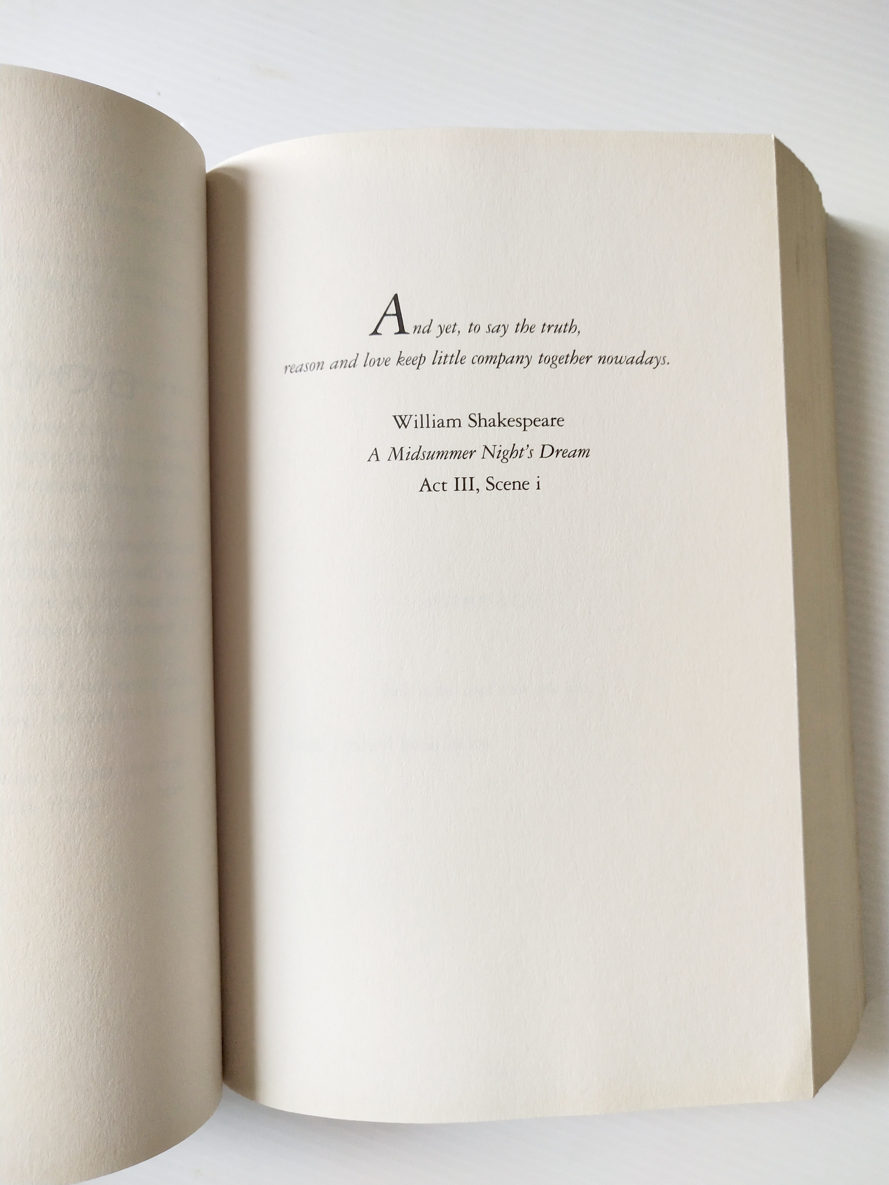 หนังสือนิยายภาษาอังกฤษ "ฺBreaking Dawn" จากแวมไพร์ทไวไลท์ รวม 3 ภาคในเล่ม โดย Stephenie Meyer หนังสือสภาพดี **หน้าแรกมีรอยสก๊อตเทปเล็กน้อยตามภาพ