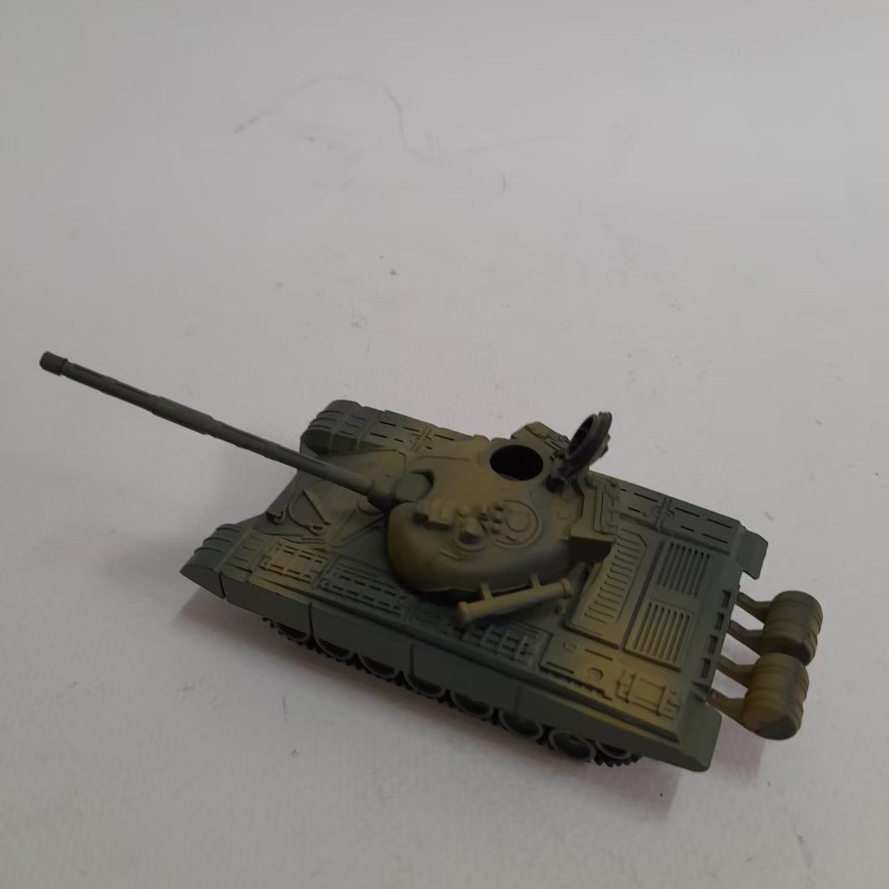 มีหลายภาพ,รถถังพลาสติกสำเร็จรูป T72 M1ทำสีแล้ว งานเก่า มือสอง สภาพดี มีรอยบ้าง