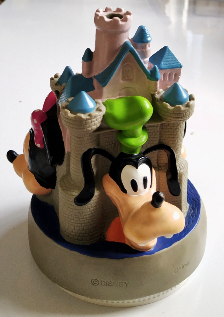 ของสะสม ท็อปเปอร์ ปราสาทดิสนีย์ ตกแต่งด้วยหัวมิกกี้เมาส์ ,มินนี่เมาส์,กู๊ฟฟี่ , Disney castle Topper ,decorated with Mickey mouse's head, Minnie mouse's head and Goofy's head