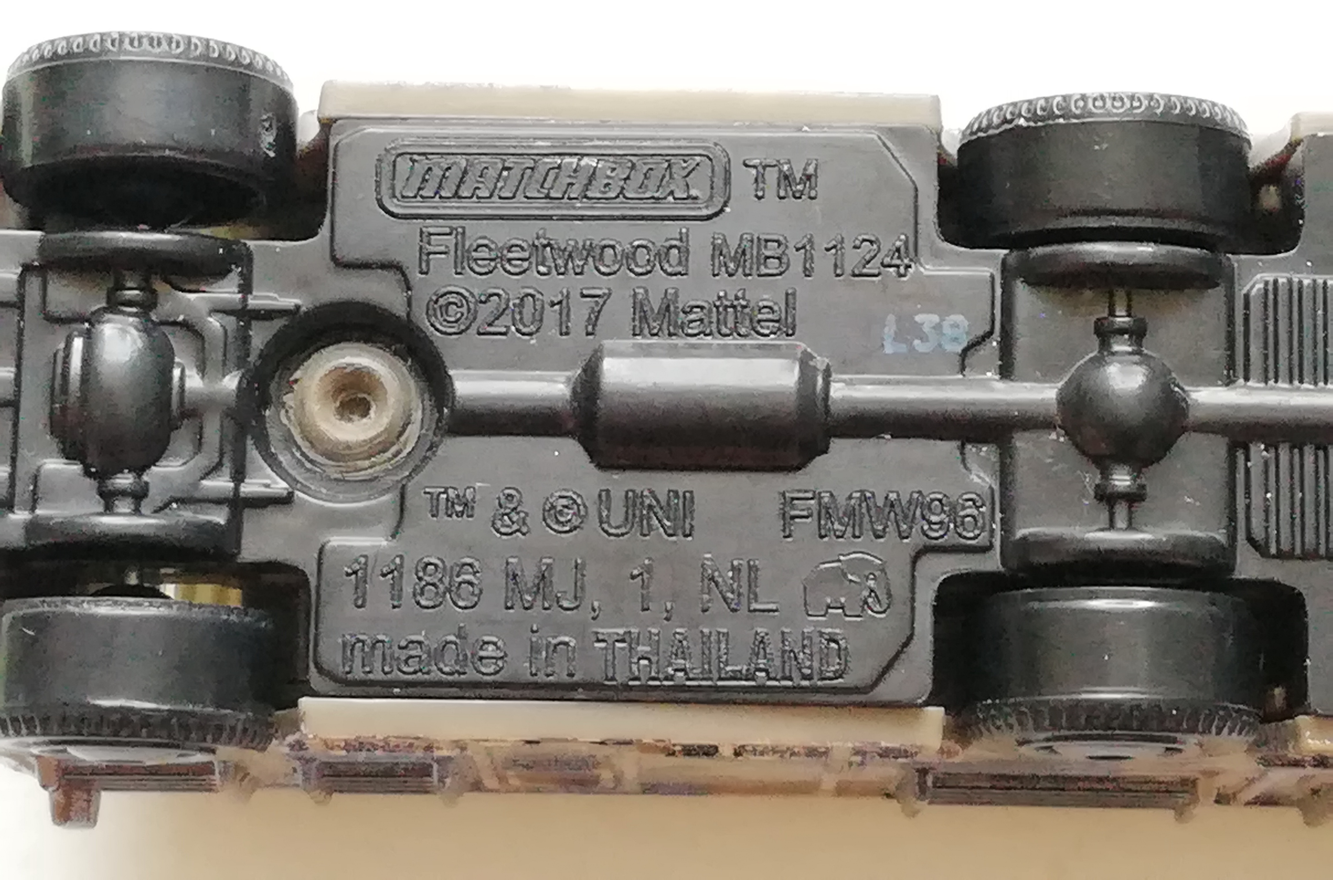 Die Cast,รถเหล็ก,รถบัส 6ล้อ ลายพรางสีน้ำตาล ลายเทาเหลือง จาก MATCHBOX,Fleetwood MB1124, 2017 Mattel **ไม่มีแพ็ค