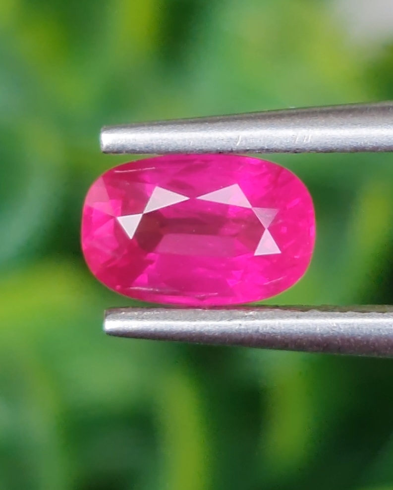 พลอย ทับทิม Ruby sapphire 1.06 กะรัต (Cts.) สีพิเศษ"แดงชมพูสด พร้อมใบเซอร์ พลอยแท้ อัญมณีมงคลประจําวันเกิด เครื่องประดับพลอย