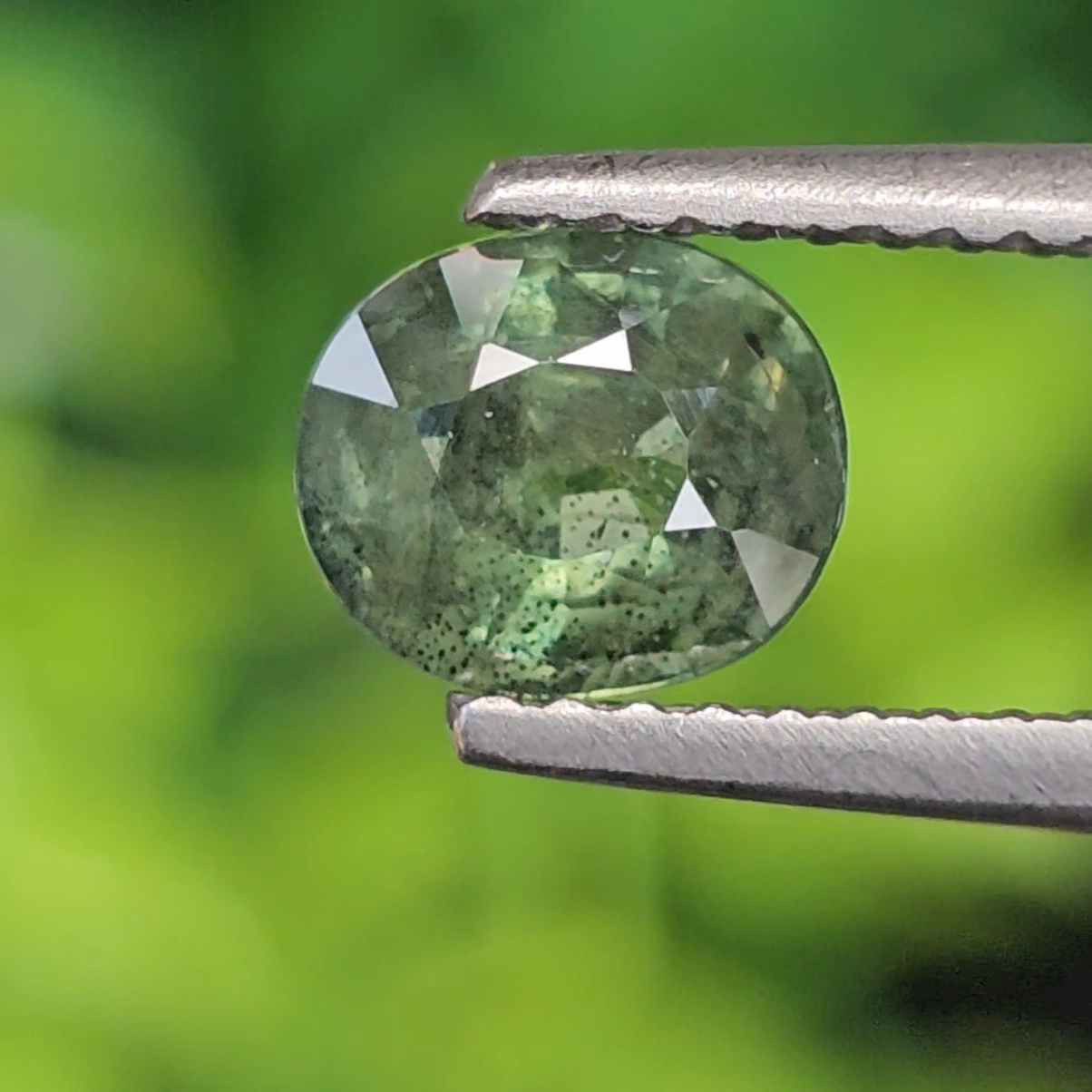 พลอย เขียวส่อง Green Sapphire 1.16 กะรัต (Cts.) พลอยแท้ อัญมณีมงคลประจําวันเกิด เครื่องประดับพลอย