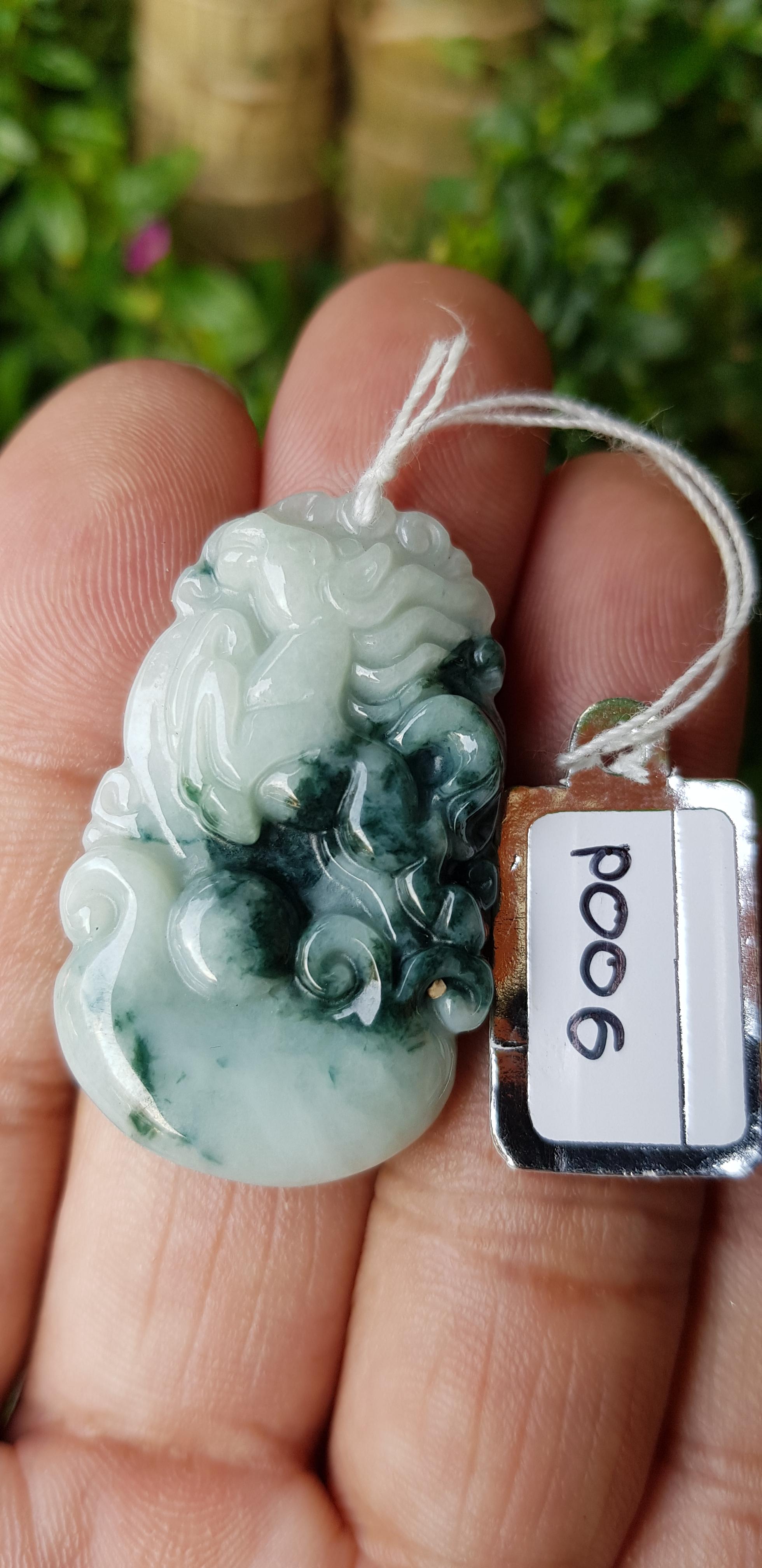 หยก พม่า แท้ Jade จี้หยก (jadeite) แกะสลักรูปม้า (ปีมะเมีย) ดิบ ไม่ผ่านการปรับปรุง (Type A) พม่า (Myanmar)